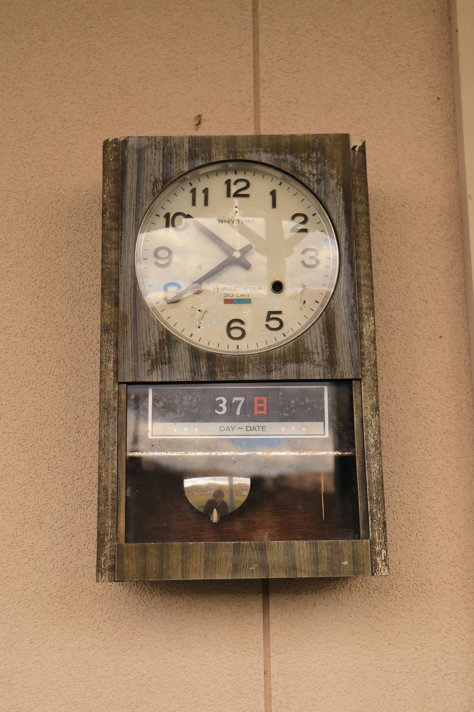 Diseño único de un viejo reloj combinado con un medidor montado en la pared