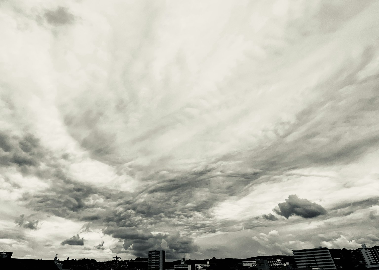 Langit monokrom dengan awan dramatis