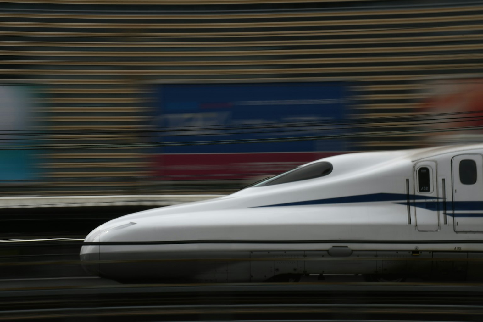 Hình ảnh thể hiện thiết kế thanh lịch của tàu Shinkansen đang chuyển động