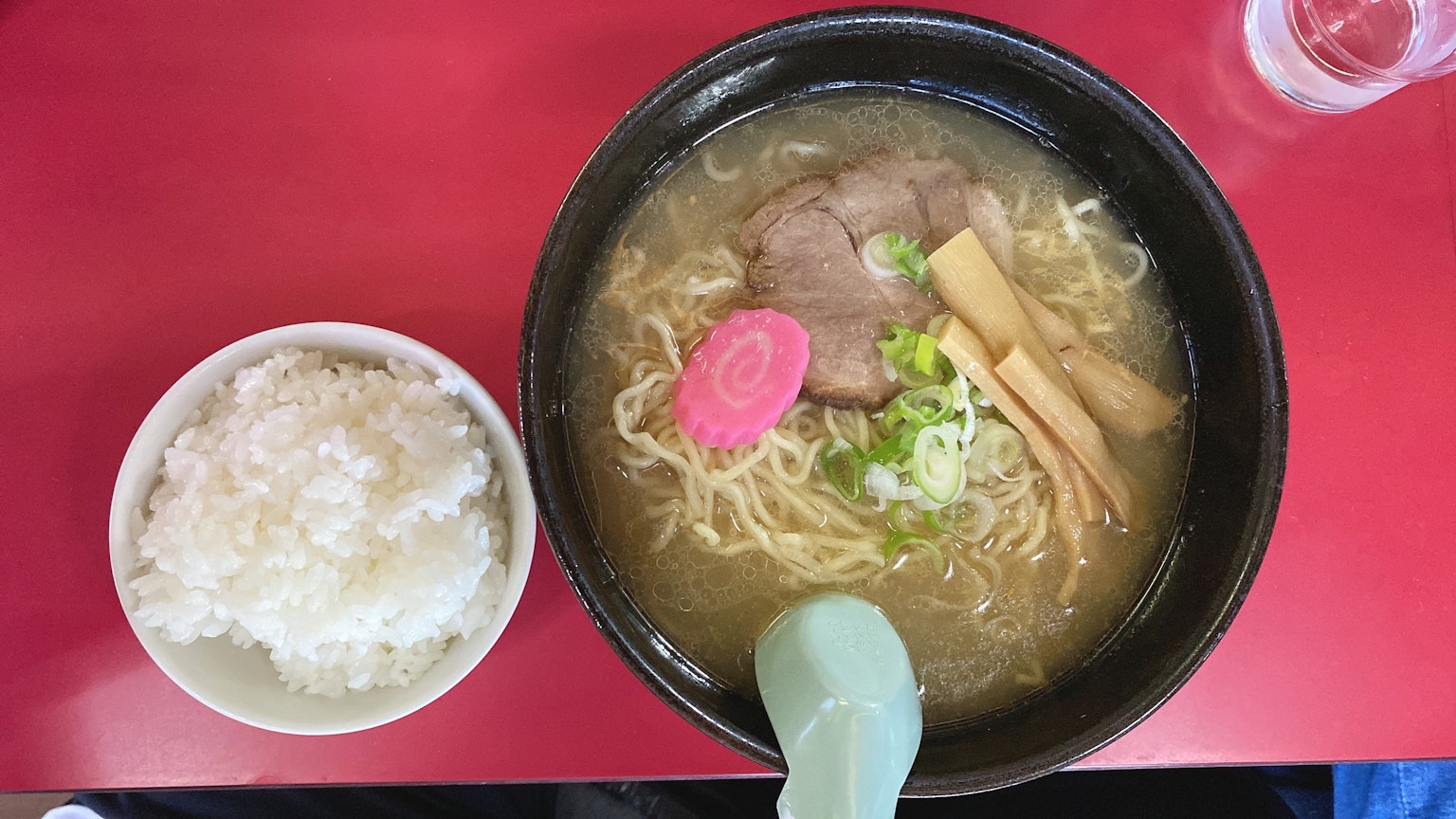 Schüssel Ramen mit aufgeschnittenem Fleisch Frühlingszwiebeln und Naruto serviert mit Reis