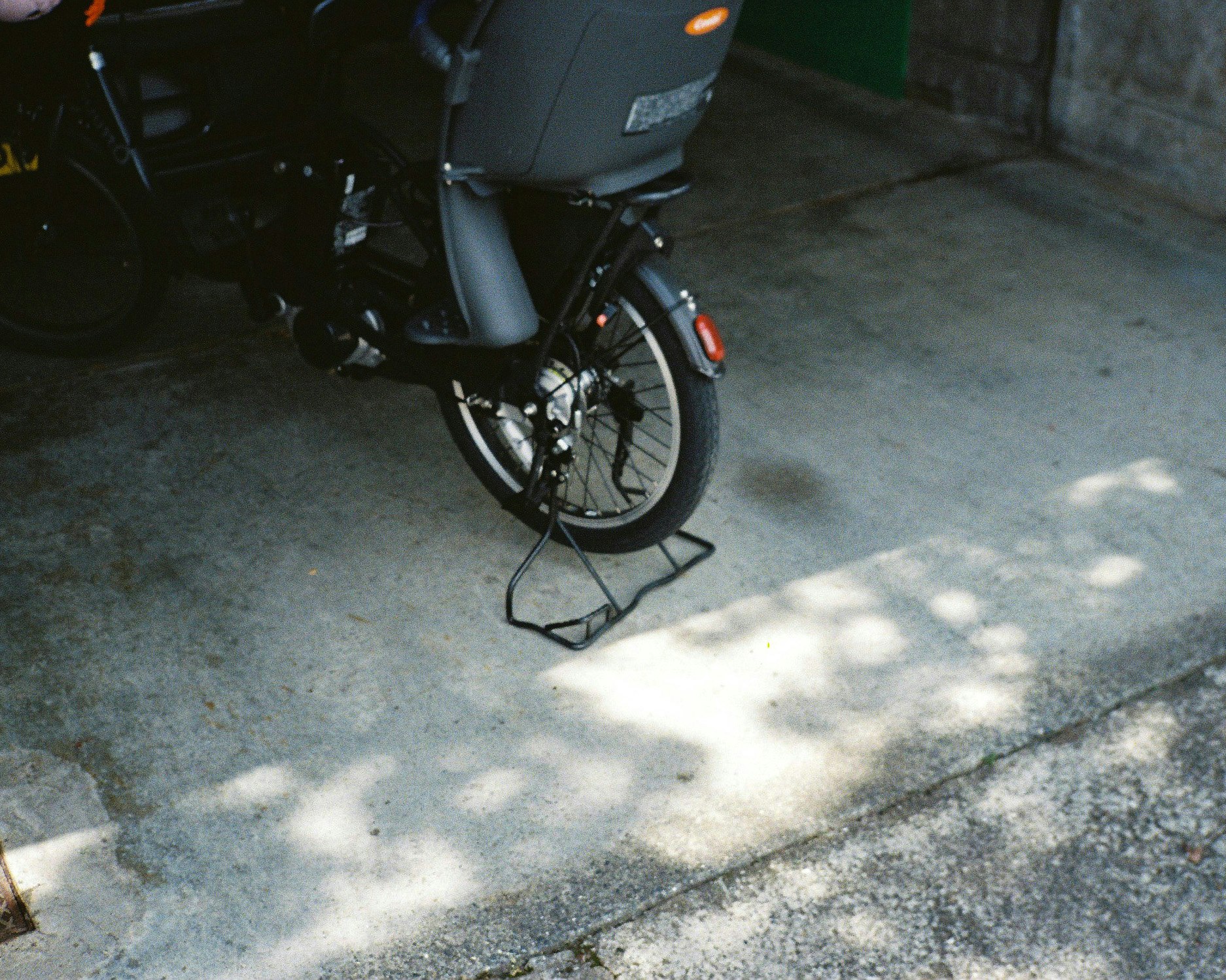 路地のコンクリート床に停められた自転車