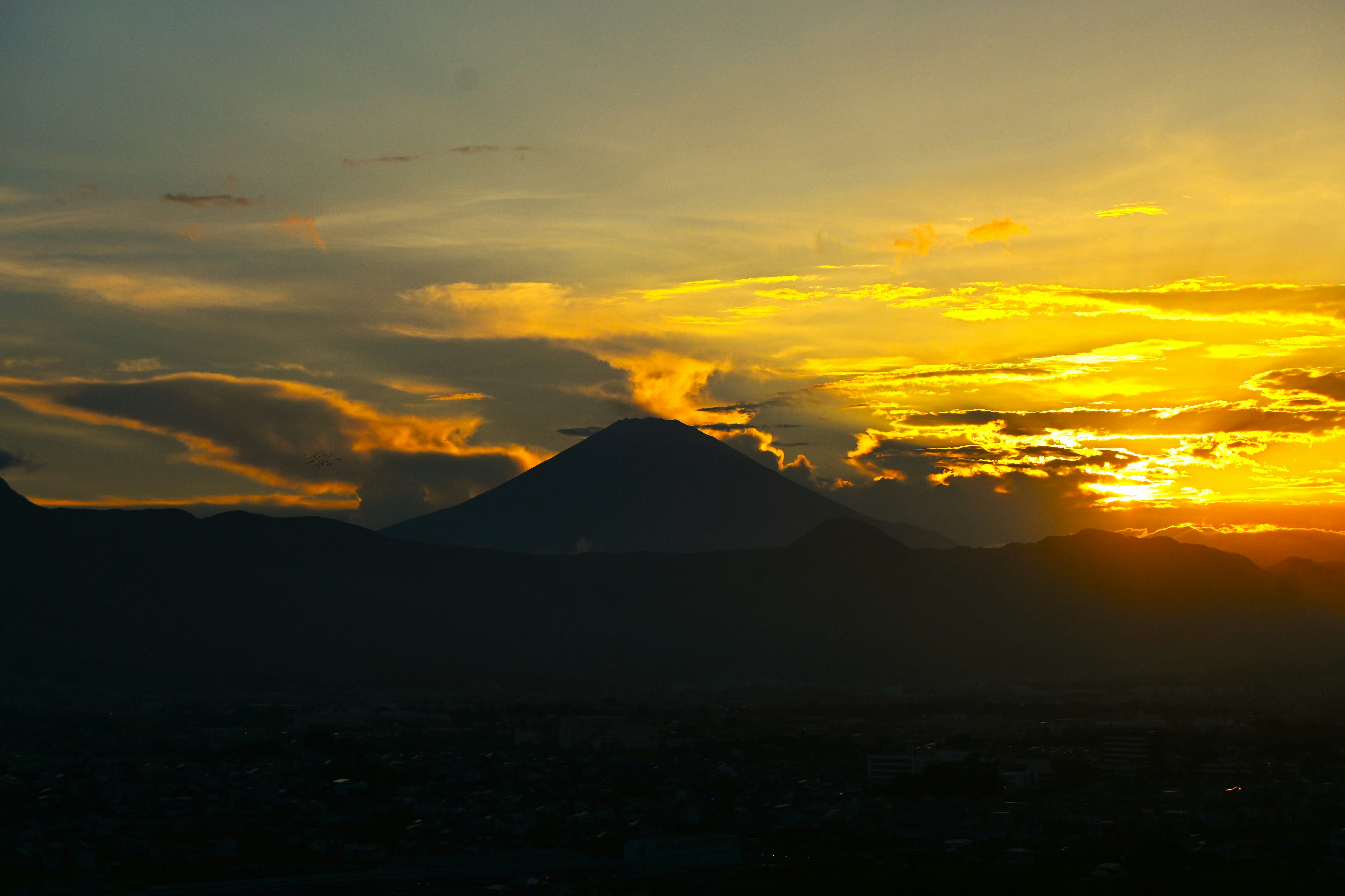 silhouette de montagne sur un ciel de coucher de soleil