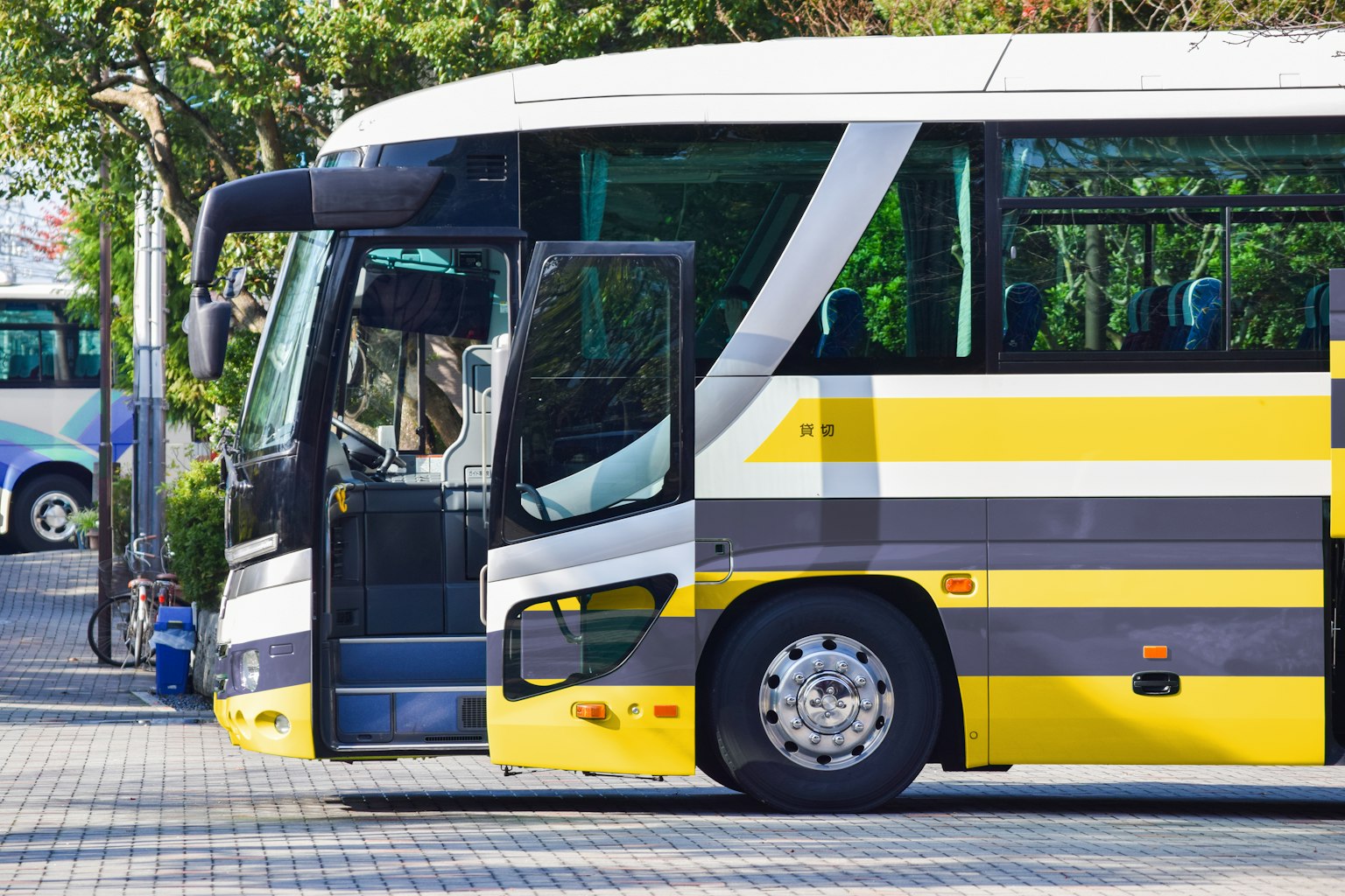 Un autobús a rayas amarillas y blancas estacionado en un área escénica