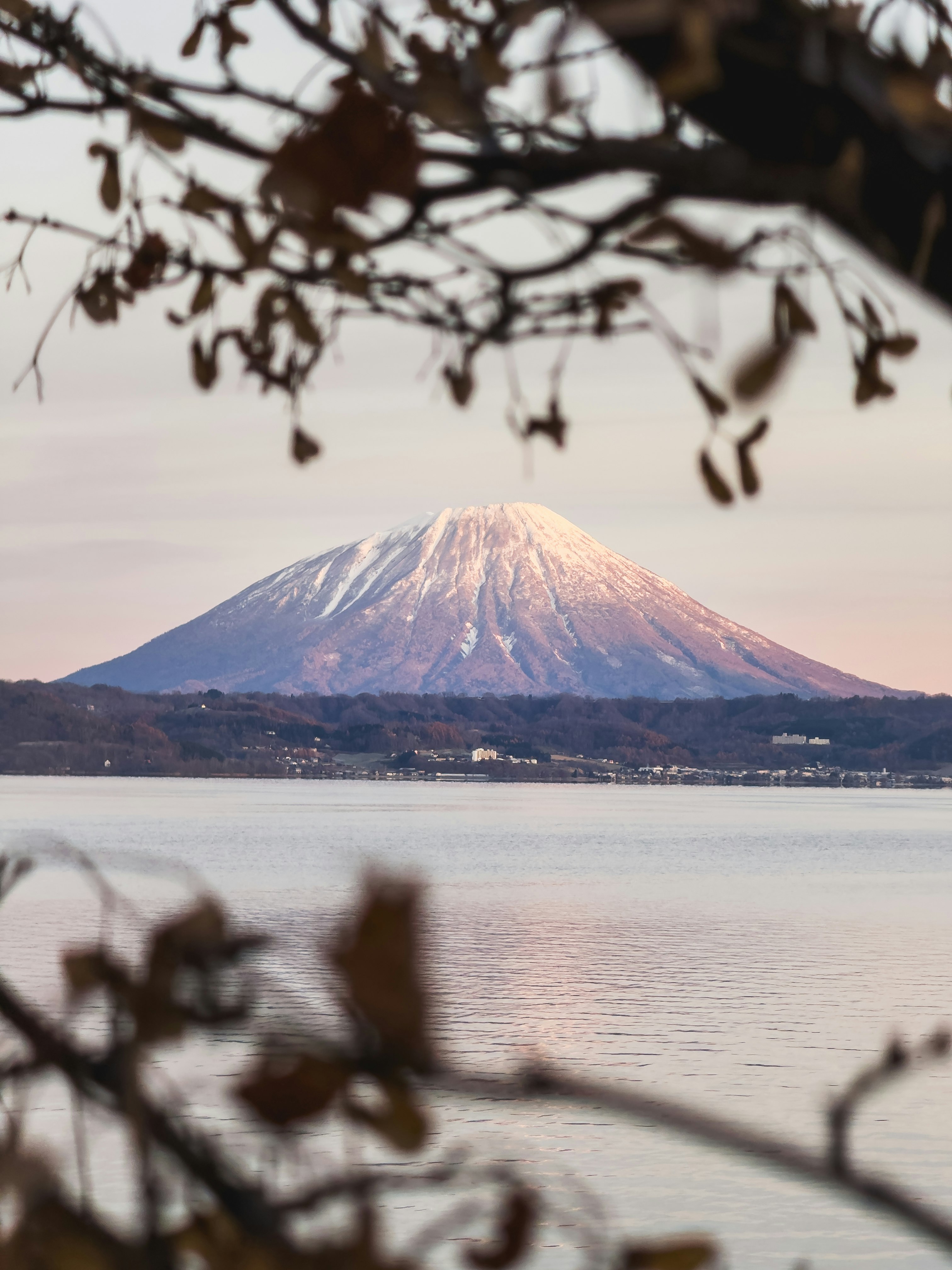 赤く染まる雪の羊蹄山と洞爺湖の湖畔景色