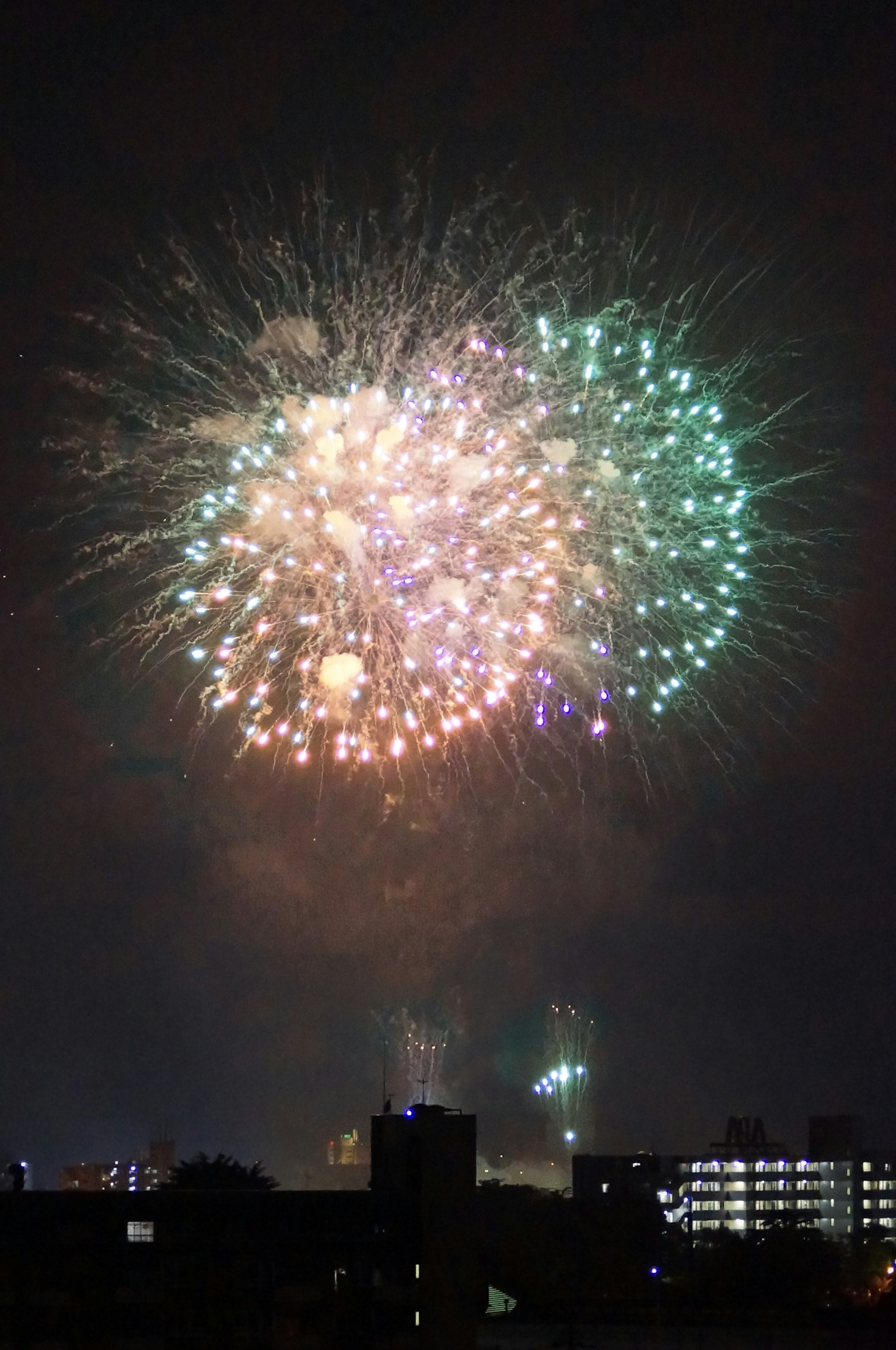 夜空中綻放的五彩繽紛的煙火