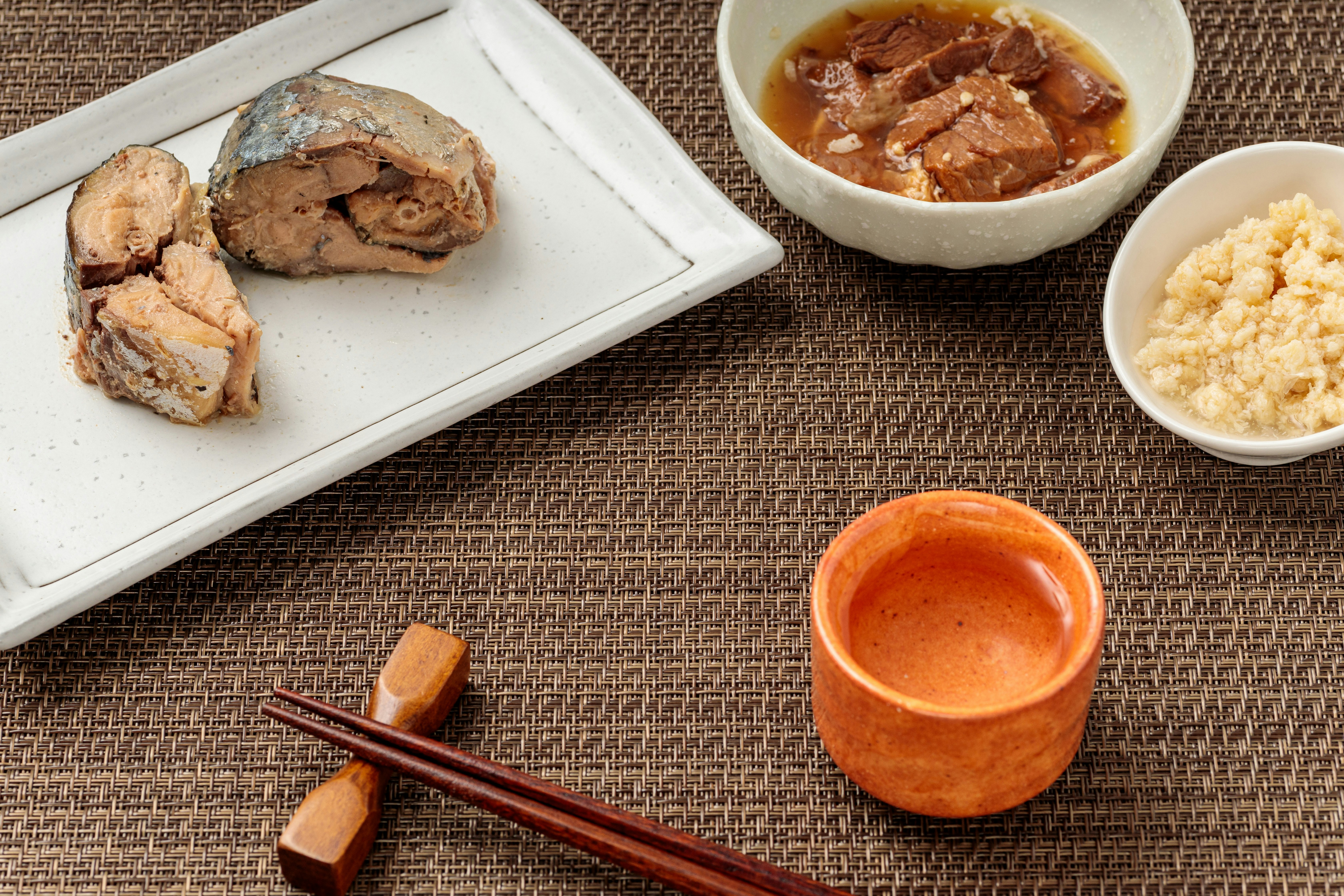 缶詰の鯖の水煮と牛しぐれ、晩酌の酒のつまみ盛り合わせ