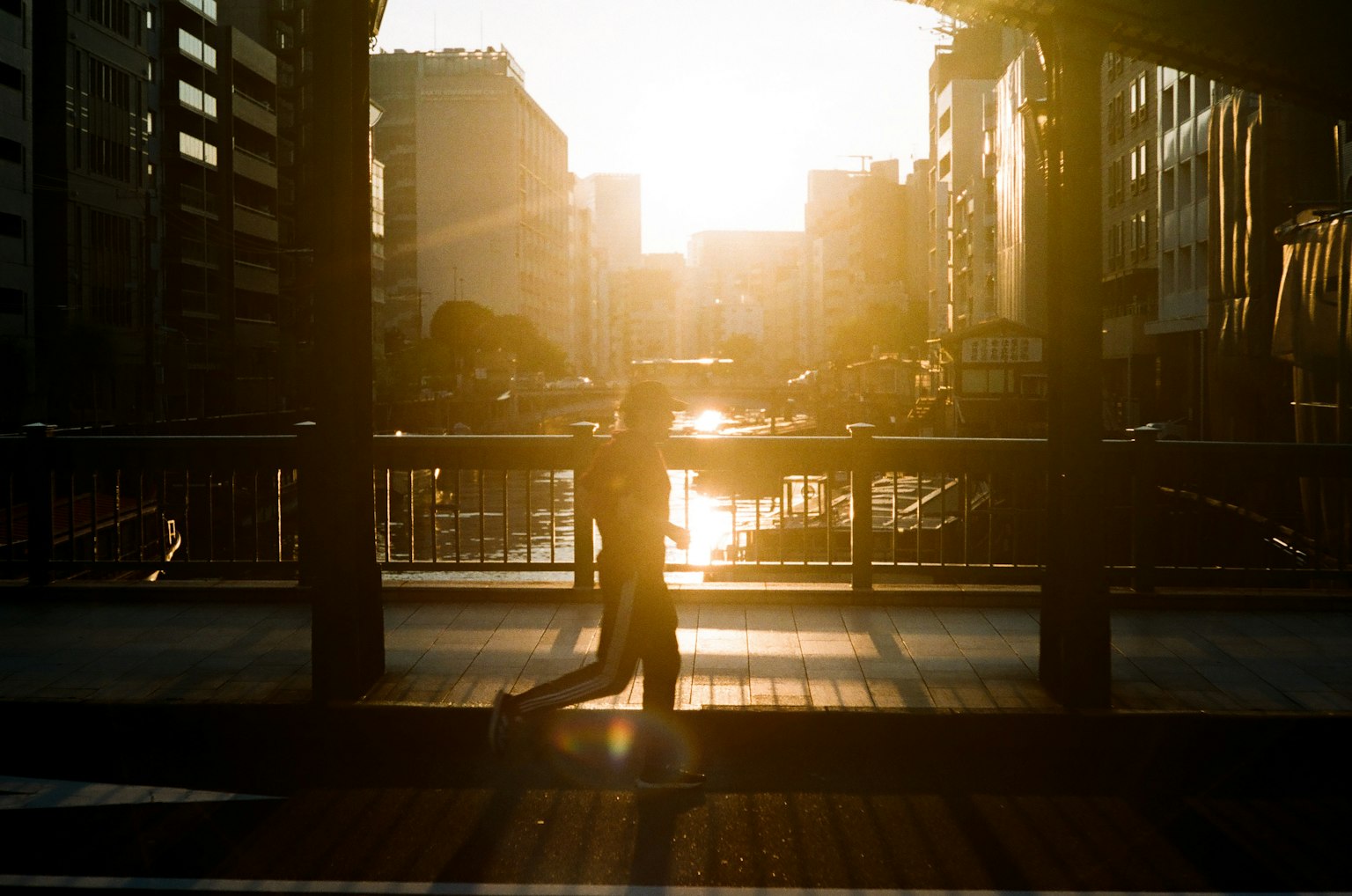 城市中夕阳下走路的人的轮廓