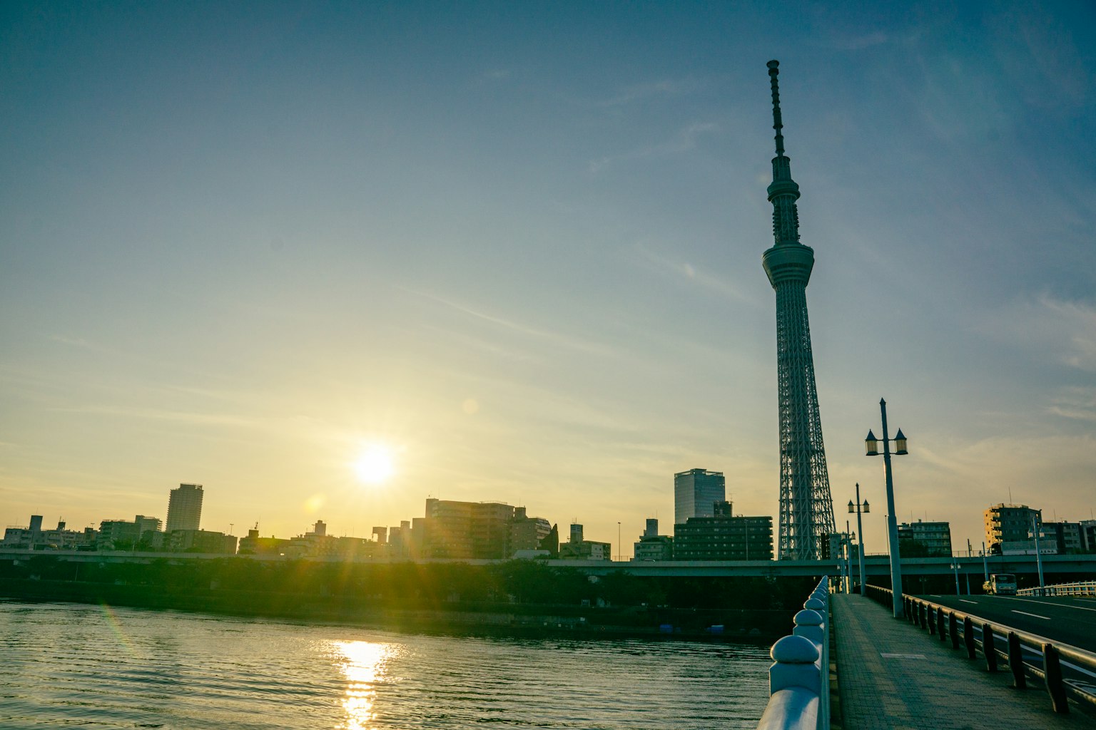Tokyo Skytree silhouettato contro un cielo al tramonto