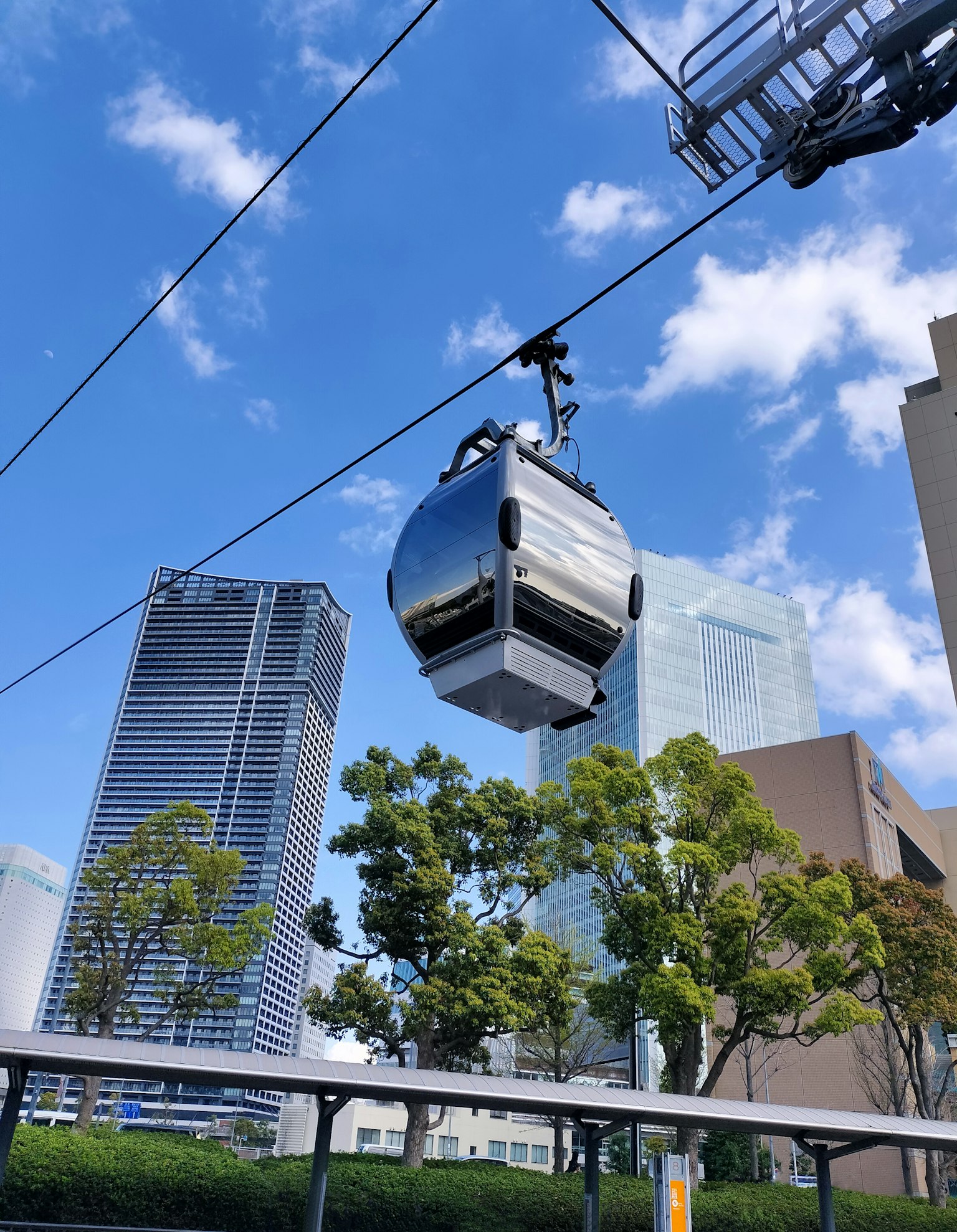 Teleférico urbano con fondo de cielo azul
