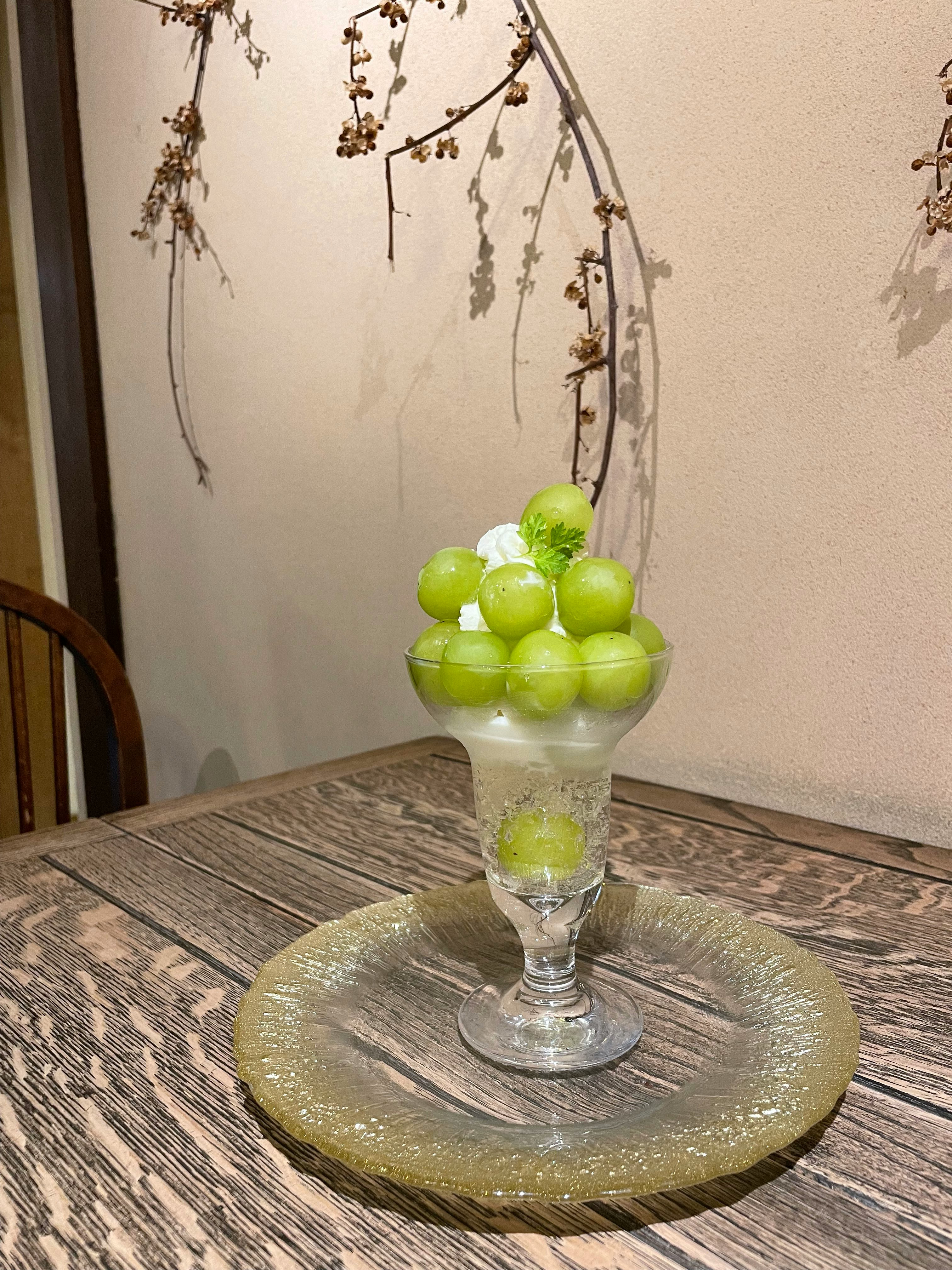 decorazione da tavola con uva in una ciotola di vetro