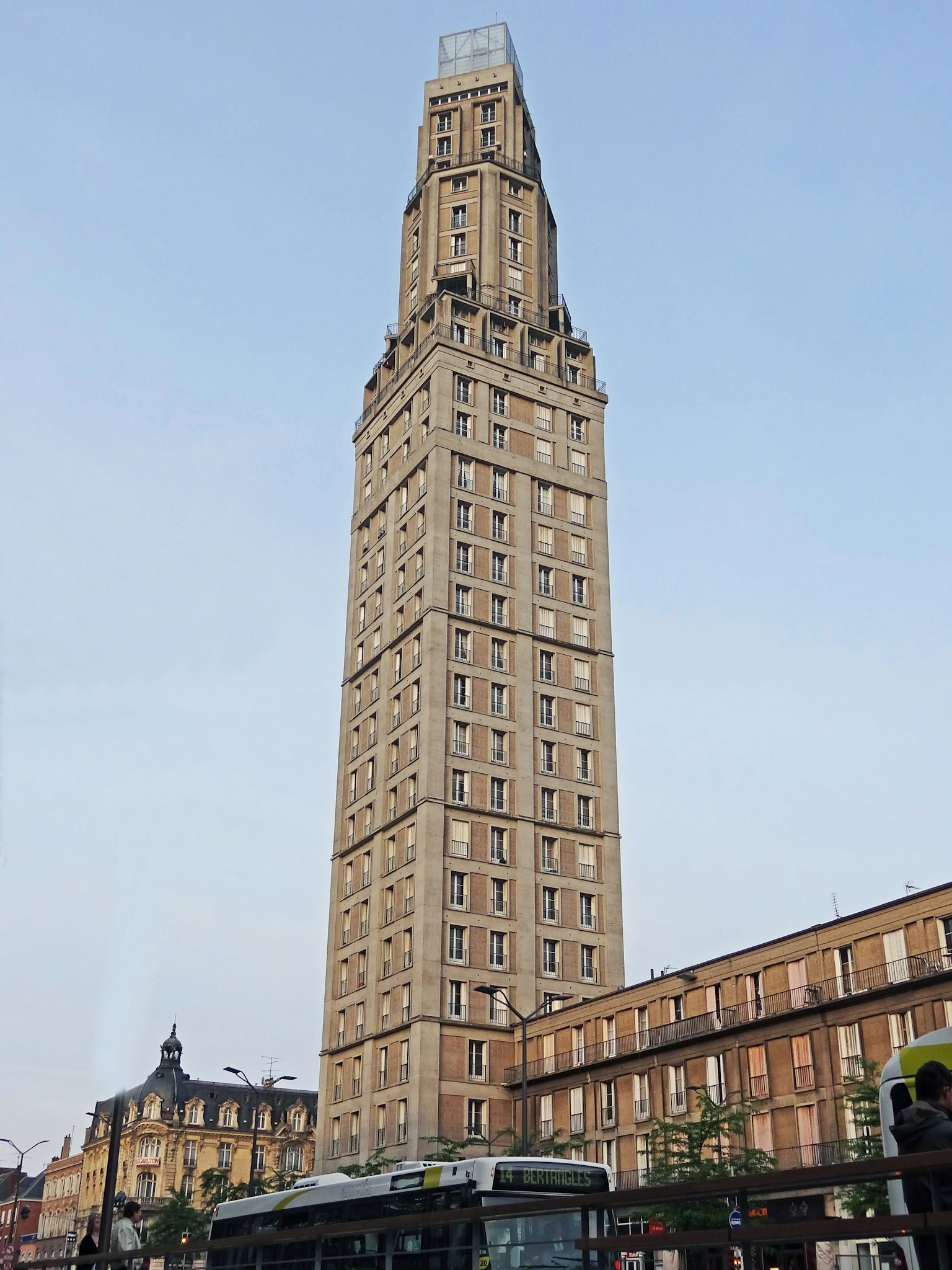 Edificio alto con caratteristiche architettoniche distintive e cima ornata