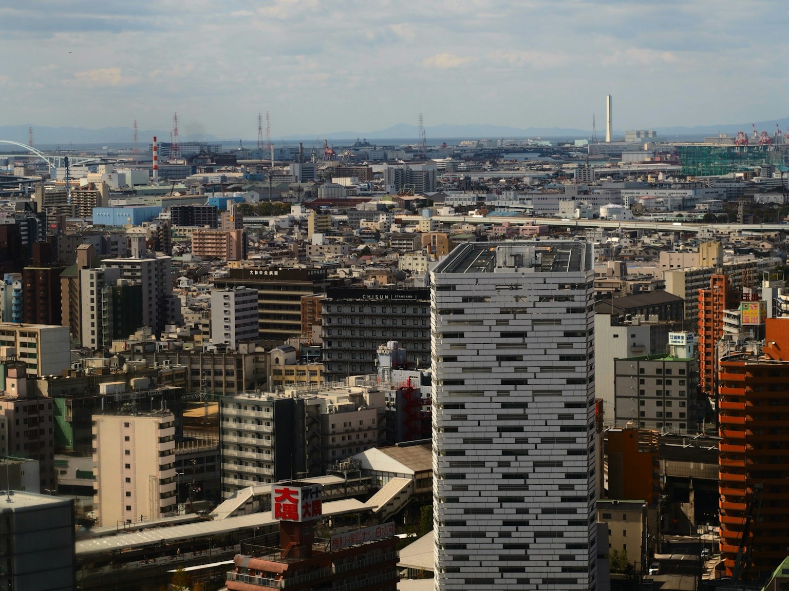 城市天際線的全景圖，包含高層建築