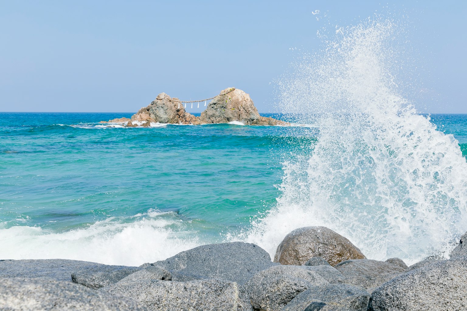 Scène côtière avec des vagues éclaboussant contre des rochers