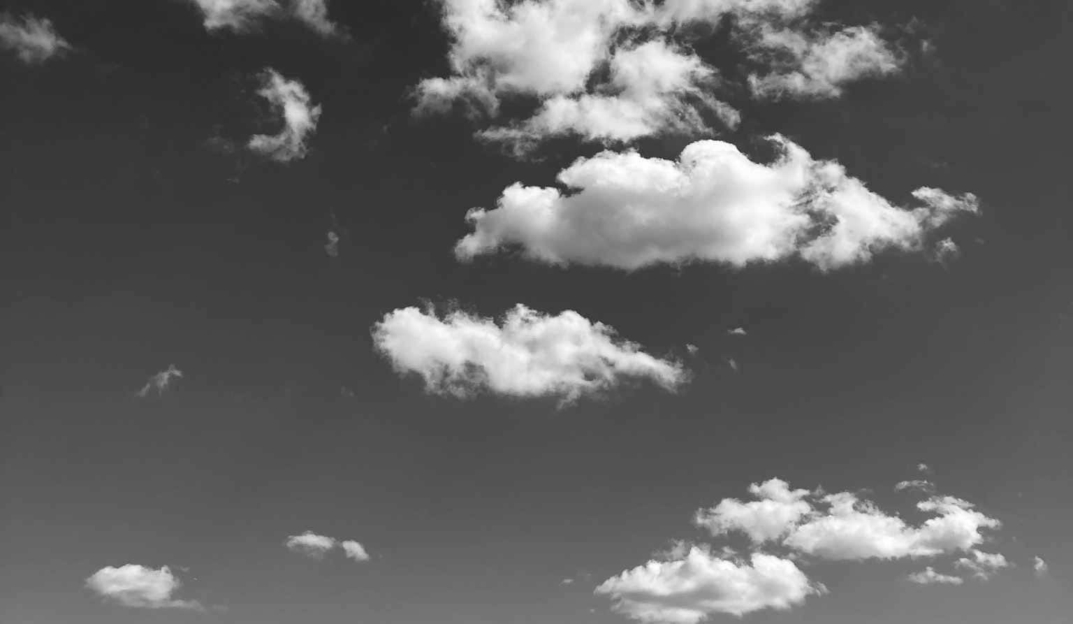 黑白天空中的蓬鬆雲朵