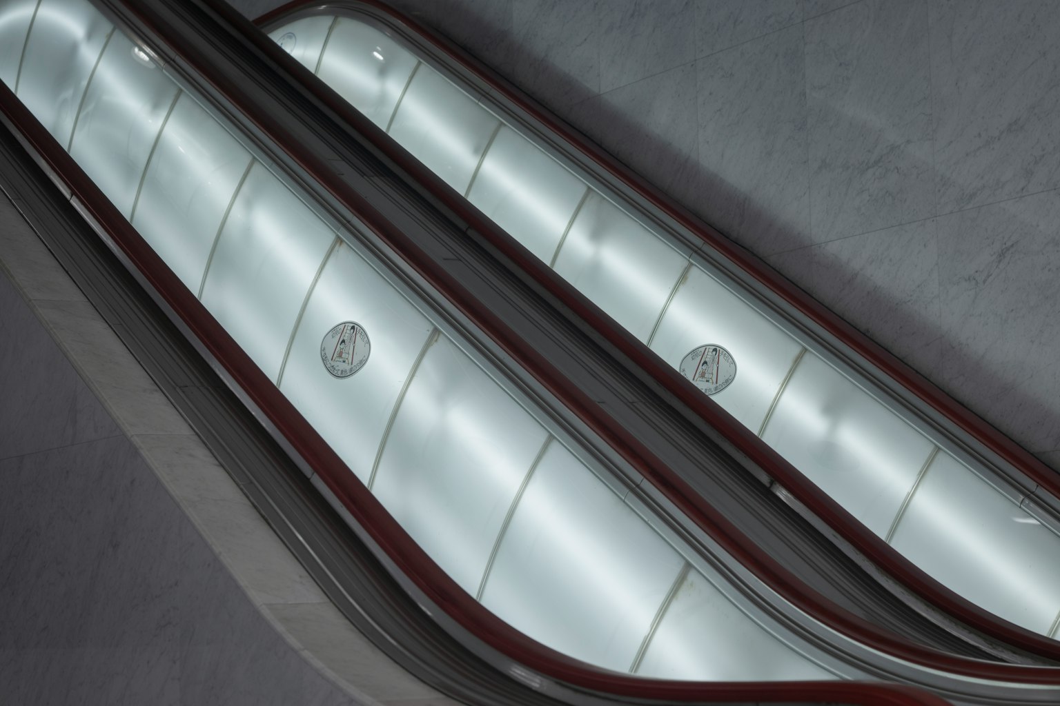 エスカレーターの近接ショット 銀色の手すりと滑らかなデザイン