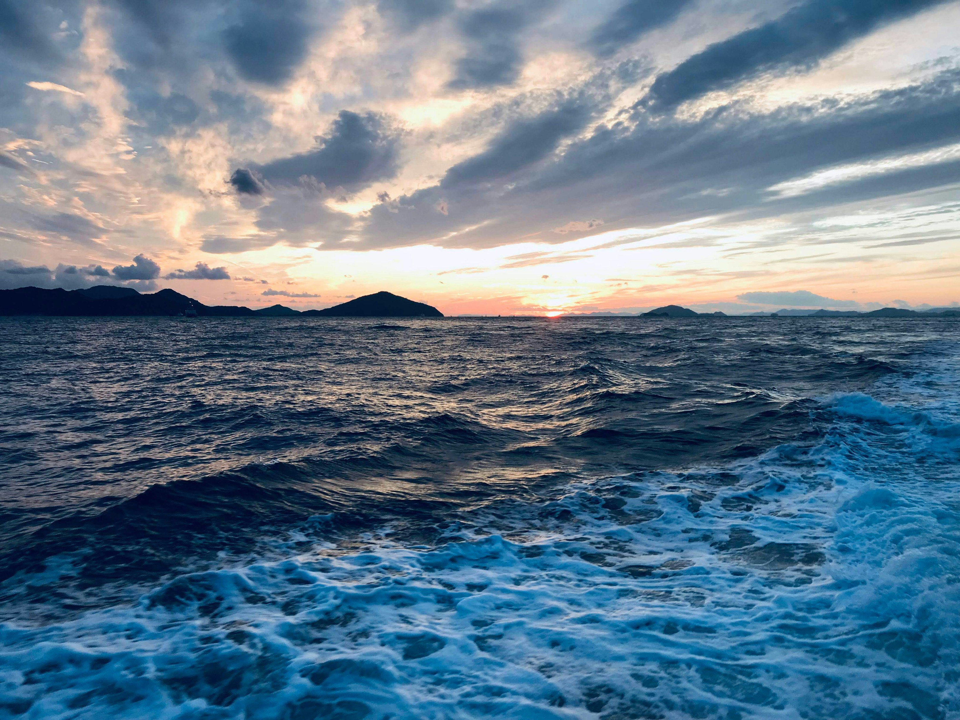 瀬戸内海の荒波と夕焼けの海面