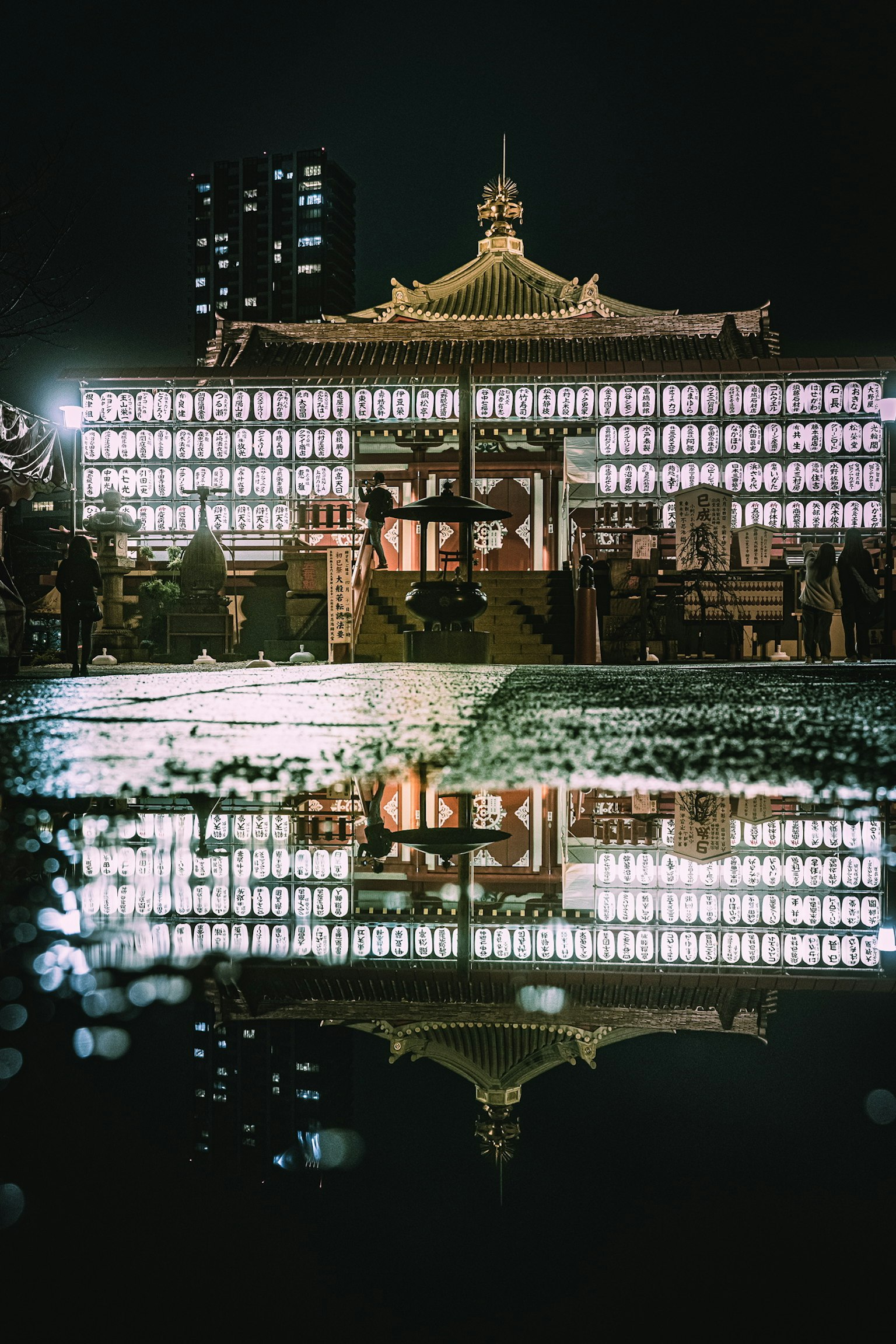 Vue magnifique d'un temple la nuit avec des reflets dans une flaque d'eau