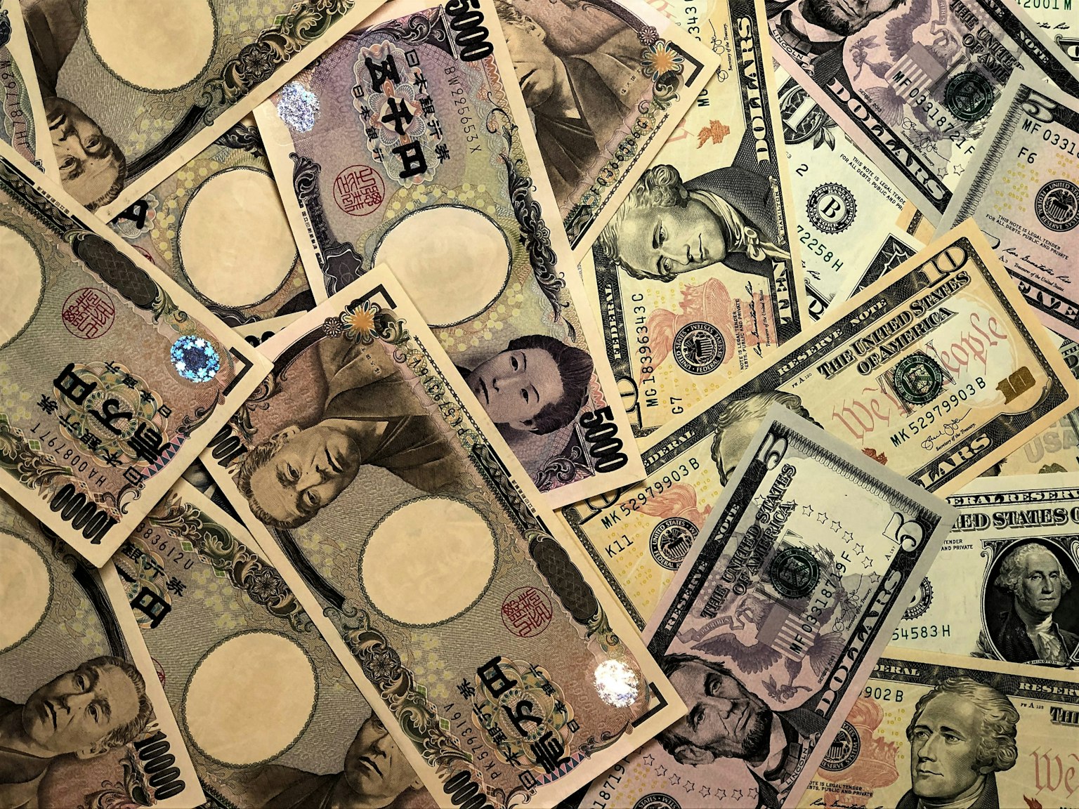 混合的日圓和美元紙幣集合