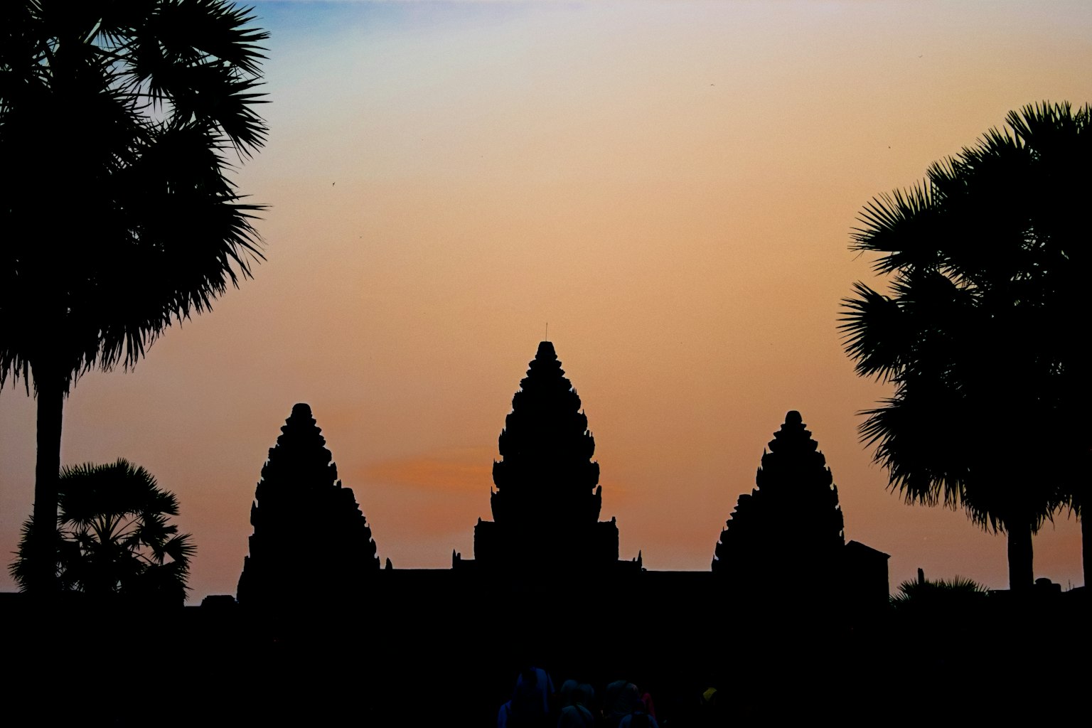 Silhouette di Angkor Wat con cielo al tramonto