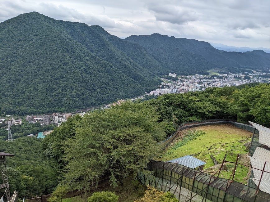山並みと谷あいの街並みを見下ろす展望