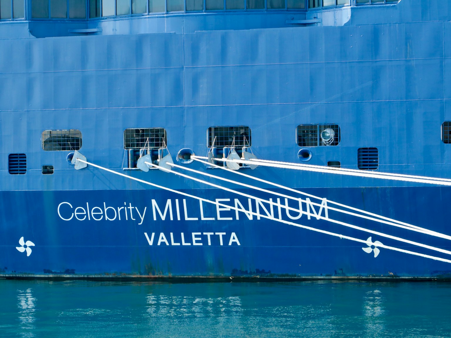 เรือ Celebrity Millennium ที่มีชื่อ Valletta บนลำตัวสีน้ำเงิน
