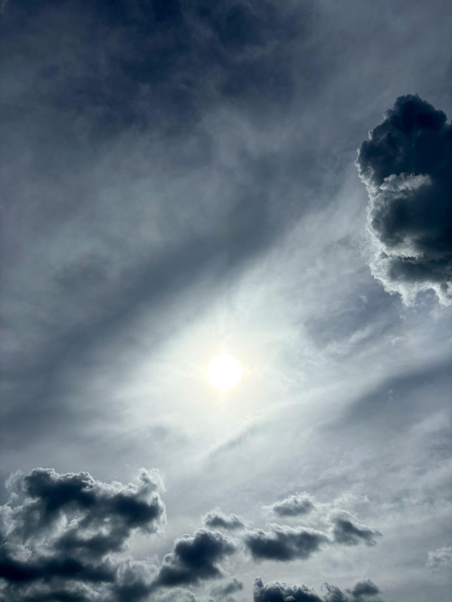 明亮的陽光透過多雲的天空