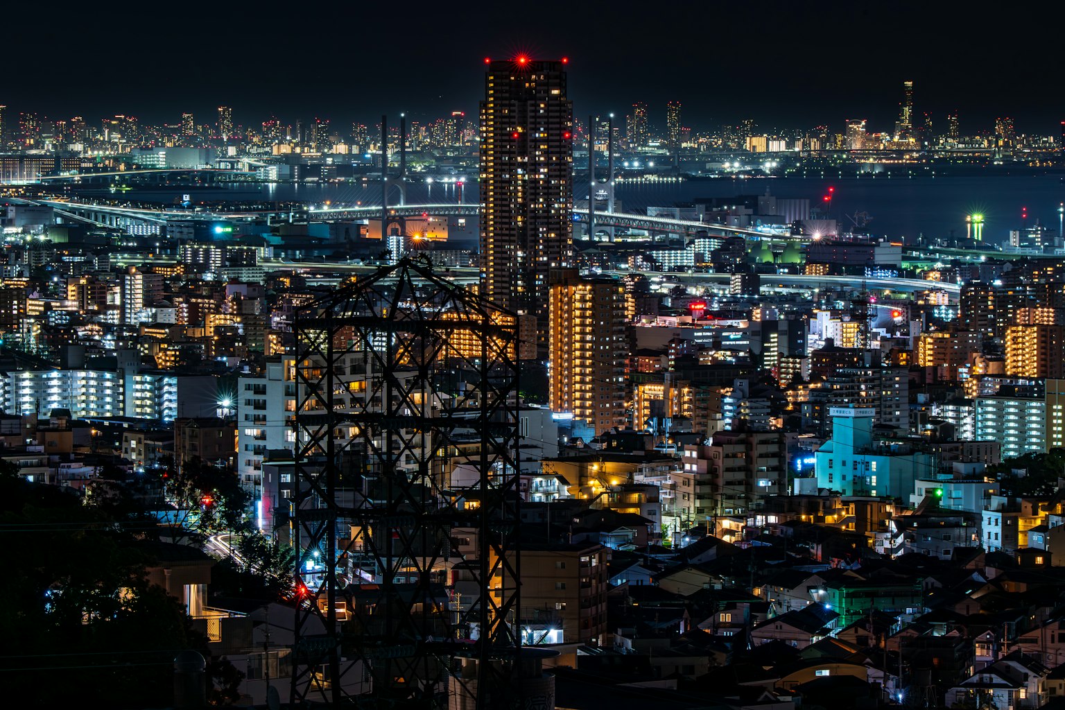夜景城市風光，高樓大廈和燈光璀璨的街道