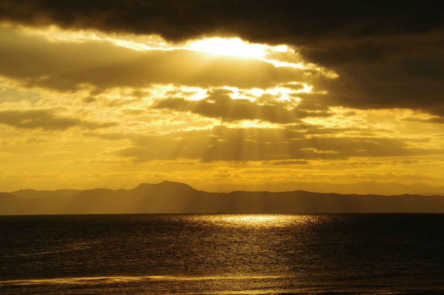 夕日の光が海面に反射する美しい風景