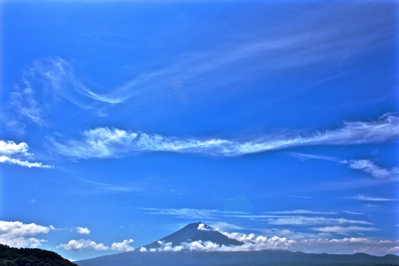 Paisaje del monte Fuji con cielo azul y nubes blancas