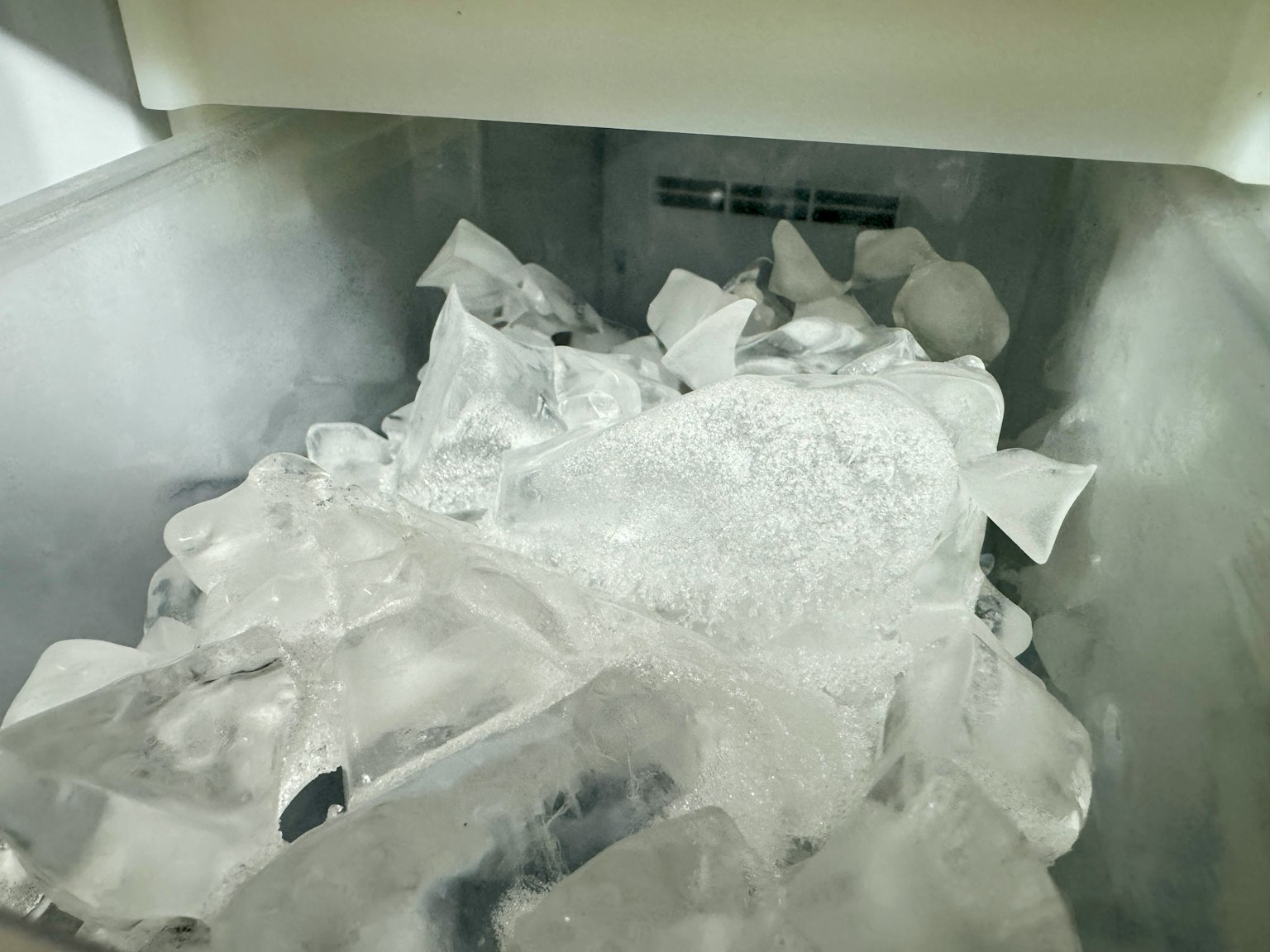 Ein Haufen Eiswürfel in einem Gefrierfach