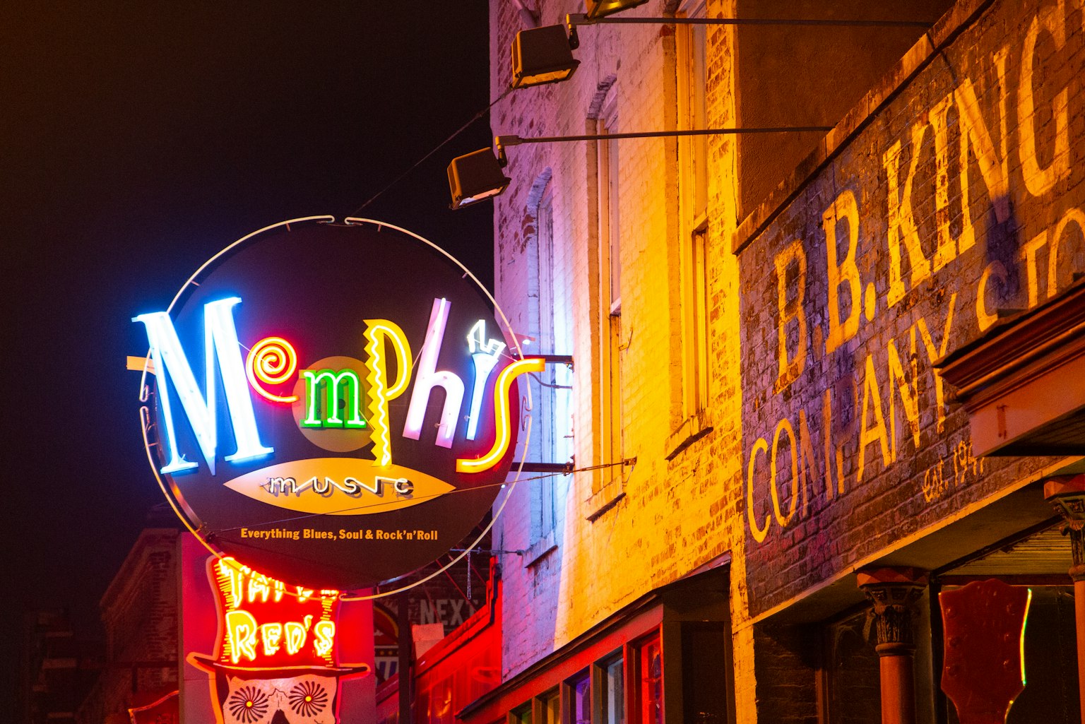 Neonschild von Memphis und historisches Gebäude bei Nacht