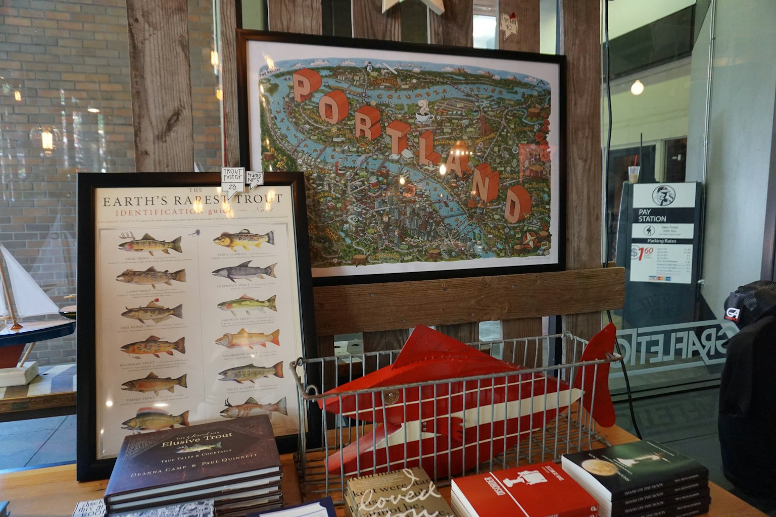 Kunst mit einer Karte von Portland und Fischillustrationen in einem Geschäft ausgestellt