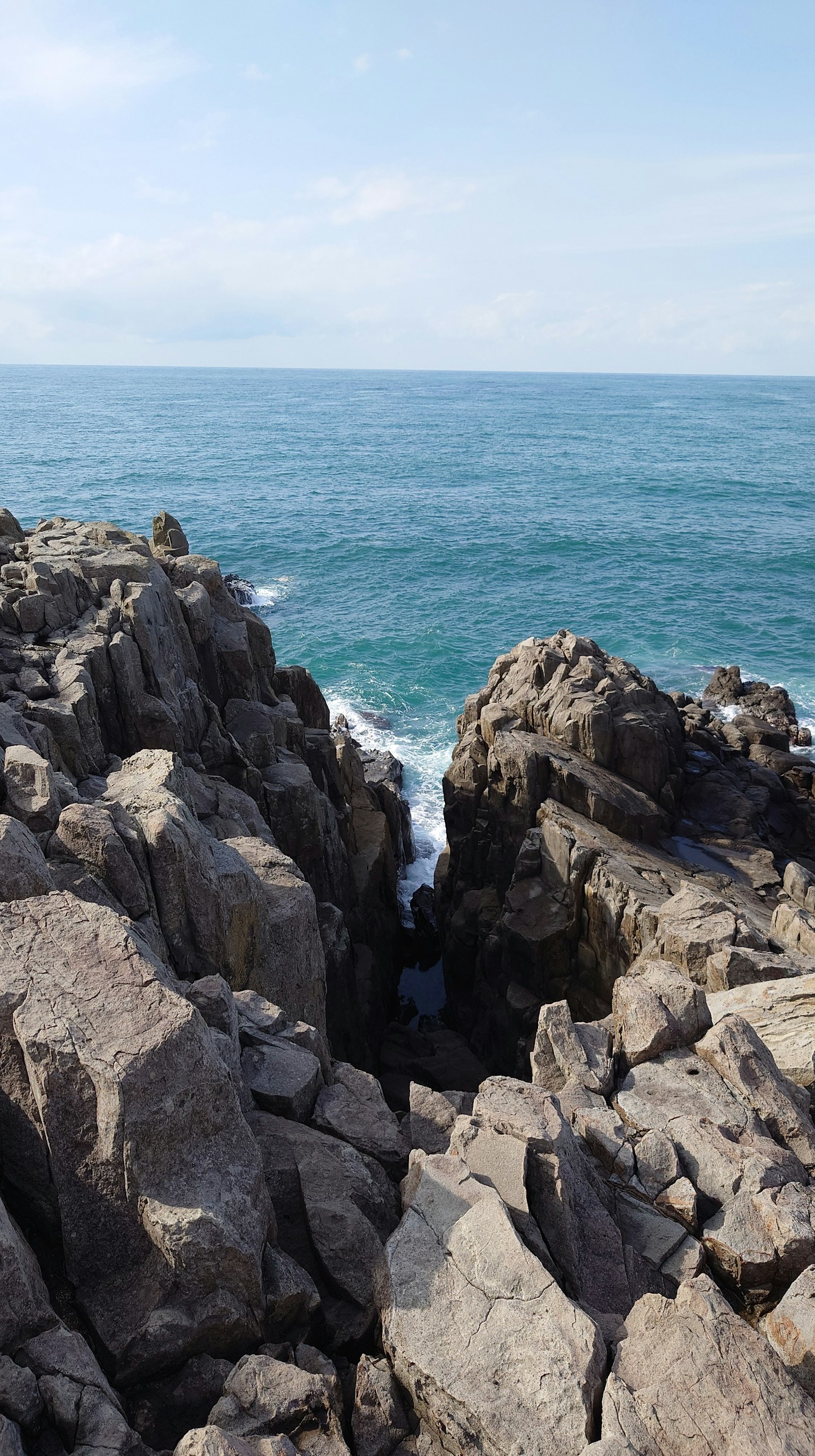 Côte rocheuse avec eau bleue claire
