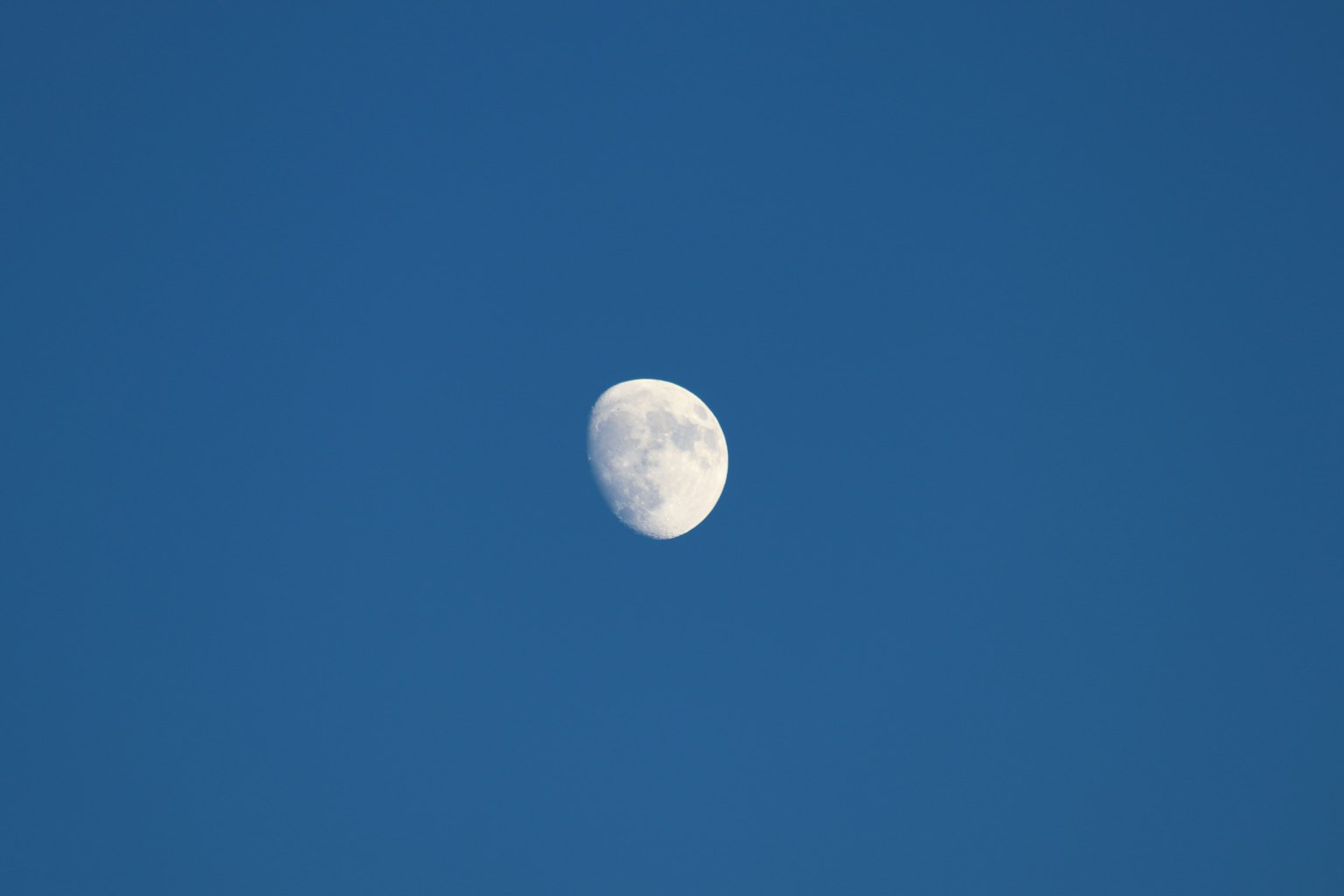Media luna en un cielo azul claro