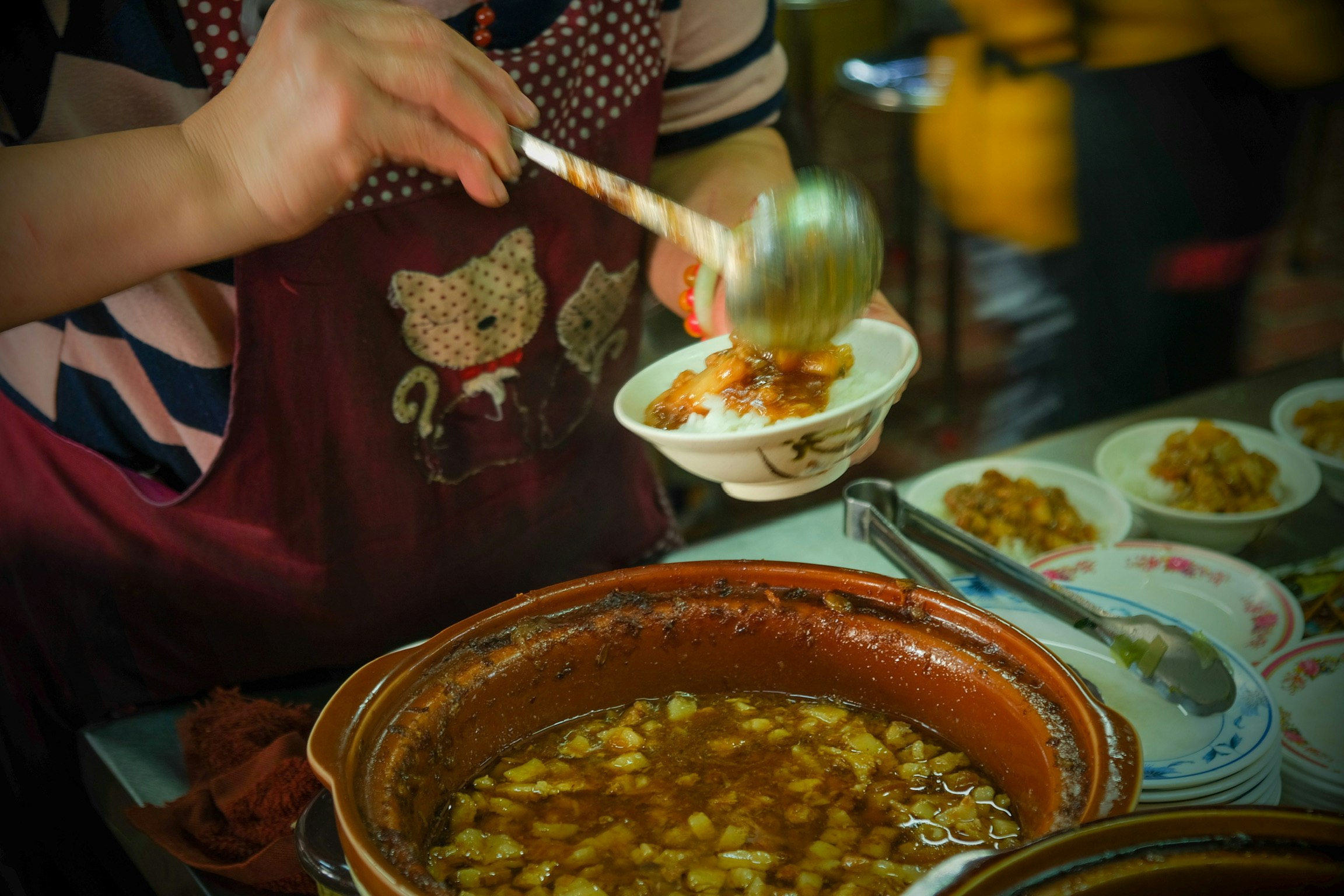 台中第二市場でルーローハンを食べる食卓の風景