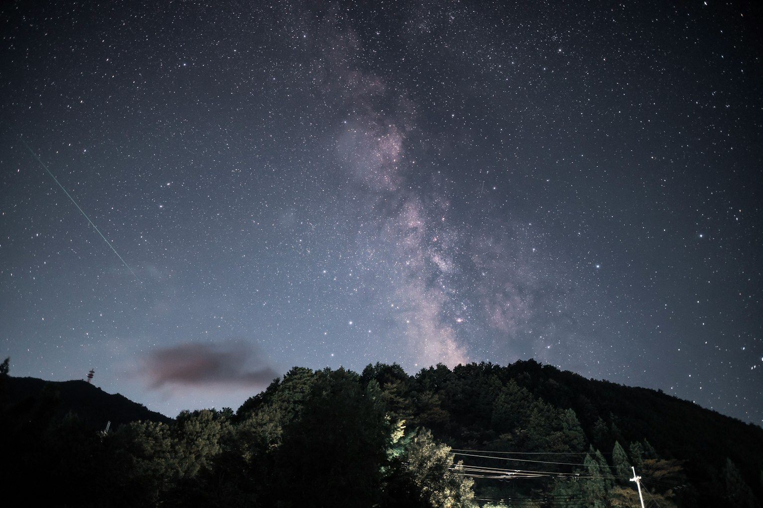 Silhouette de montagnes sous un ciel étoilé magnifique avec la Voie lactée
