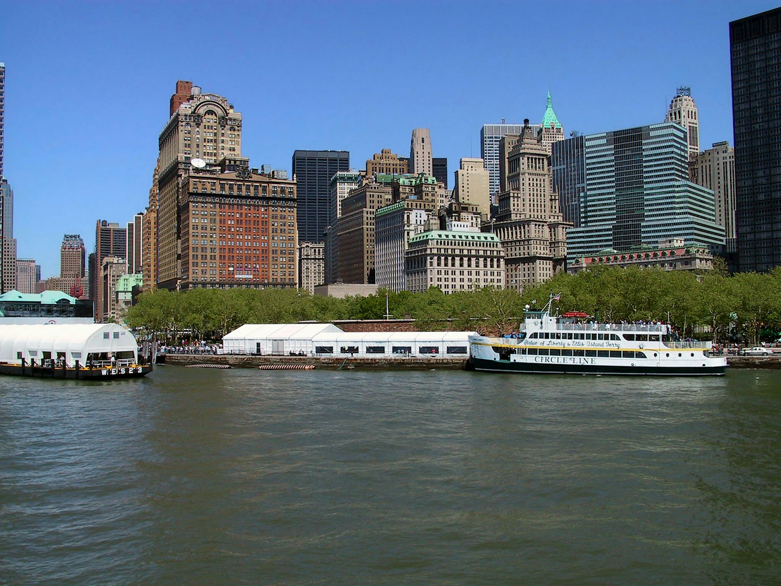 Skyline di New York con architettura storica e moderna lungo il fiume