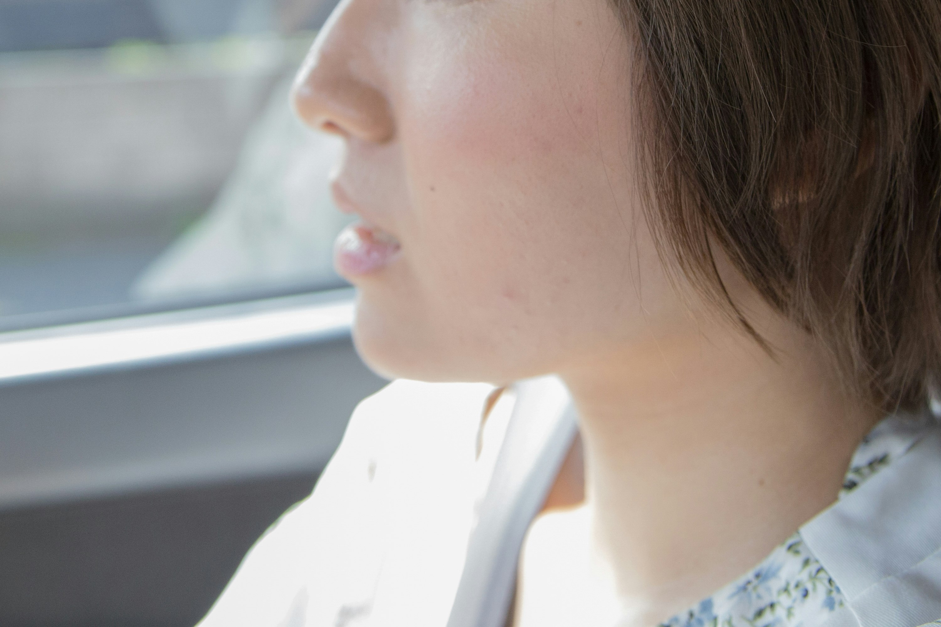 車内で横顔を見せる女性