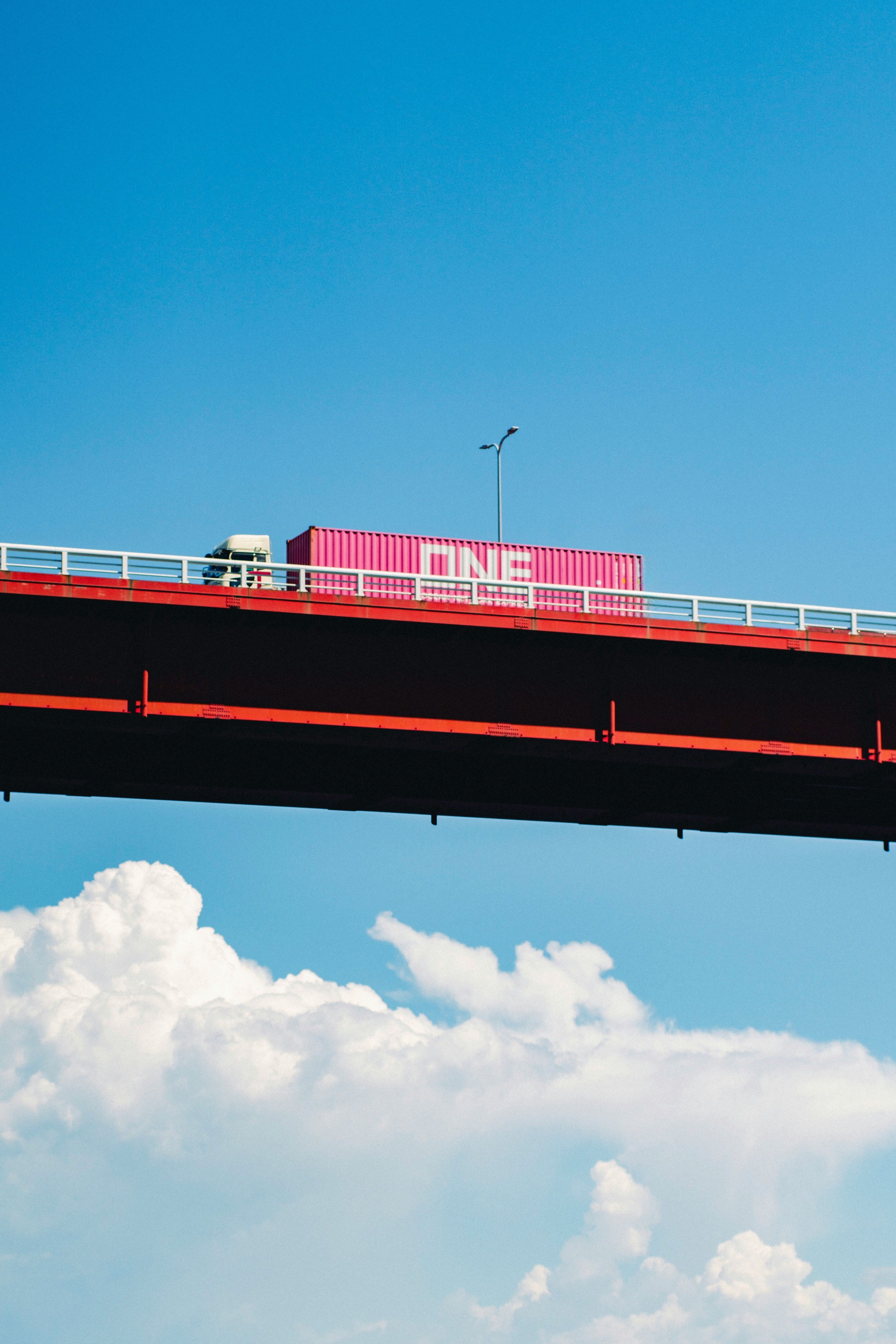 puente rojo contra un cielo azul despejado