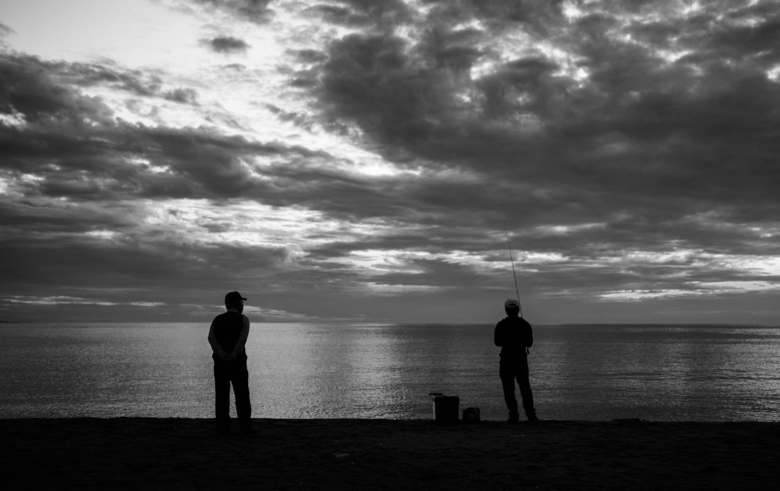 เงาของคนสองคนที่ชายหาดกับท้องฟ้าที่มีเมฆ