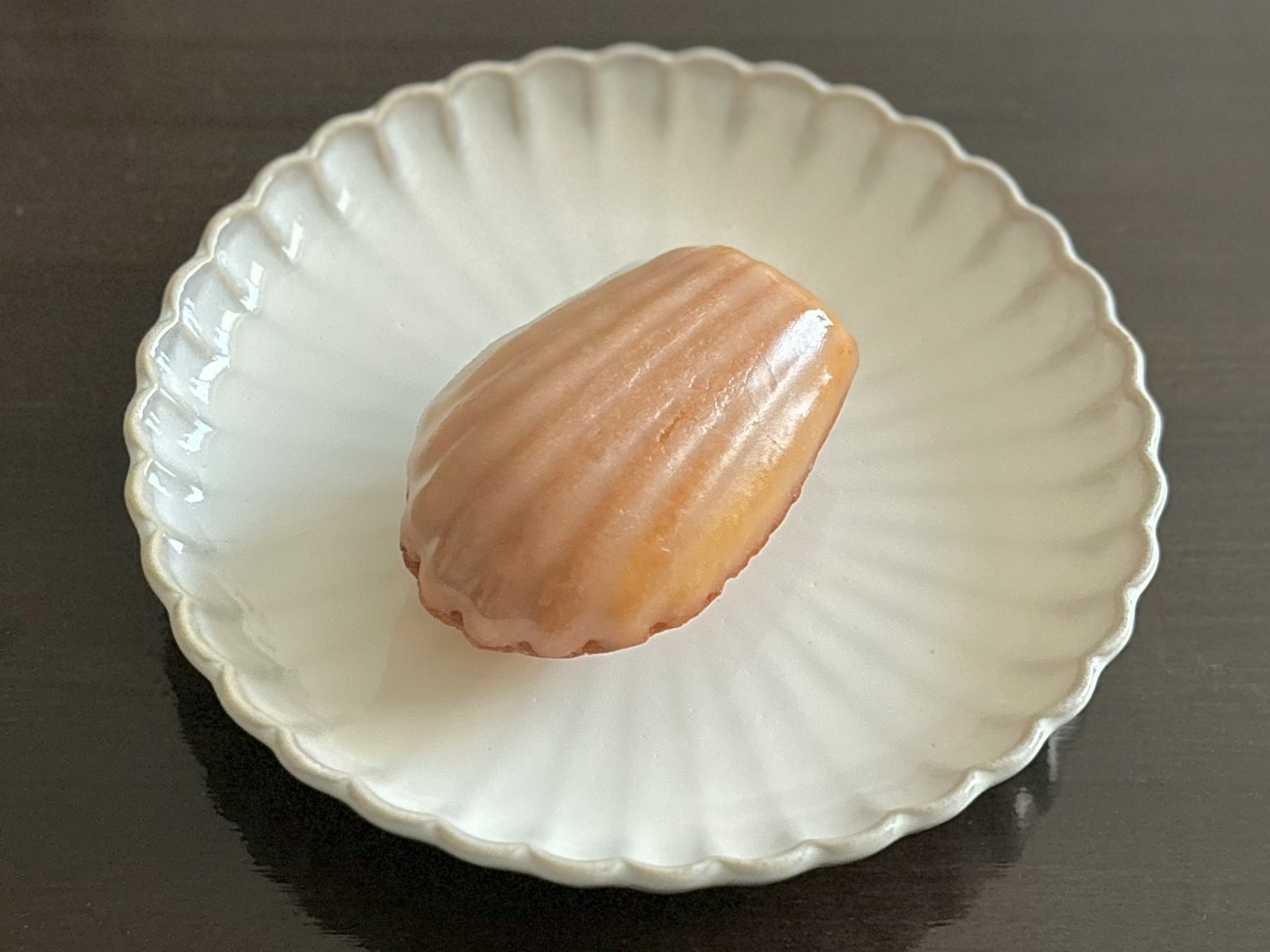 放在白色盤子上的馬德琳糕點