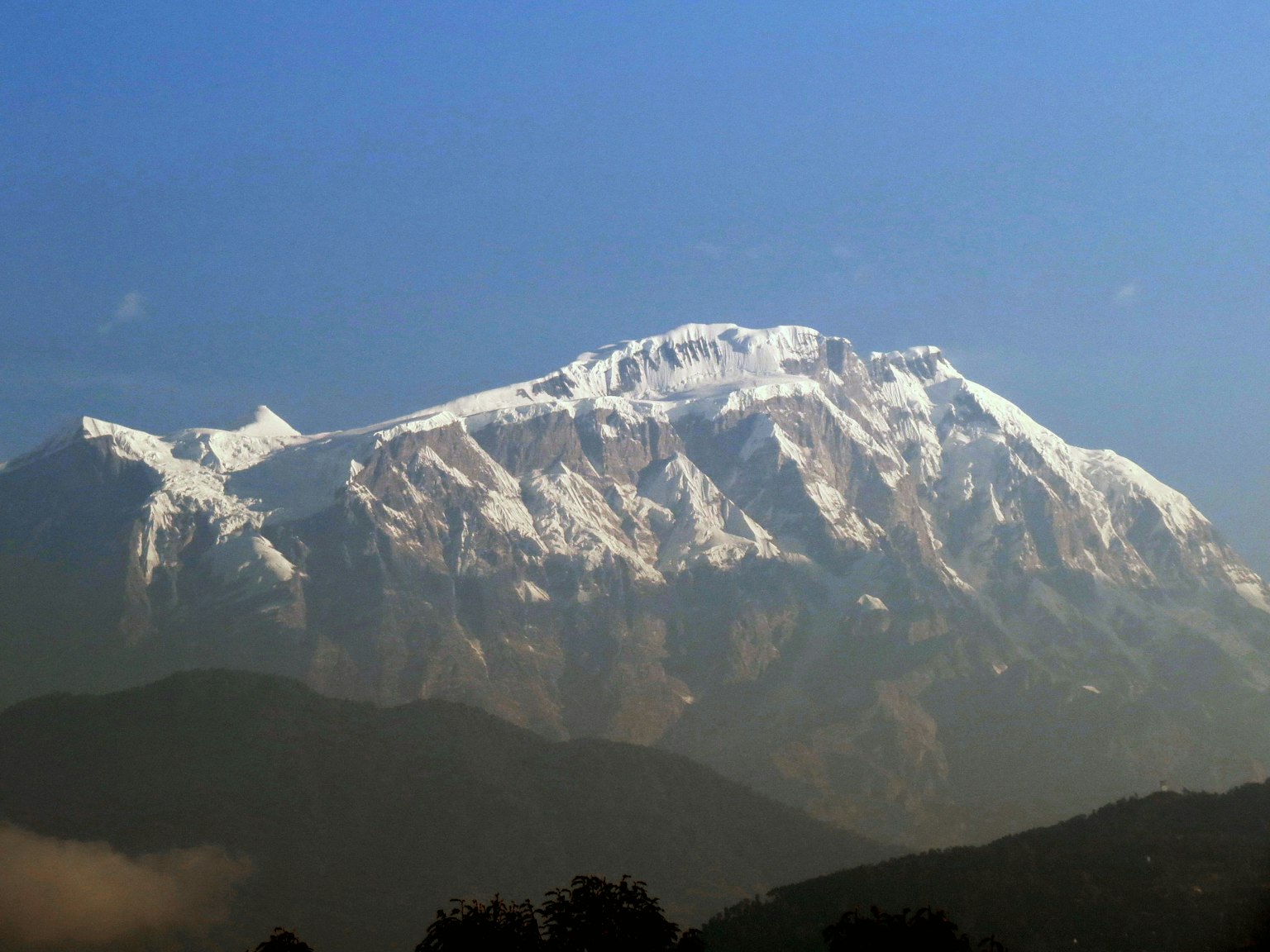 Majestuosas montañas cubiertas de nieve bajo un cielo azul