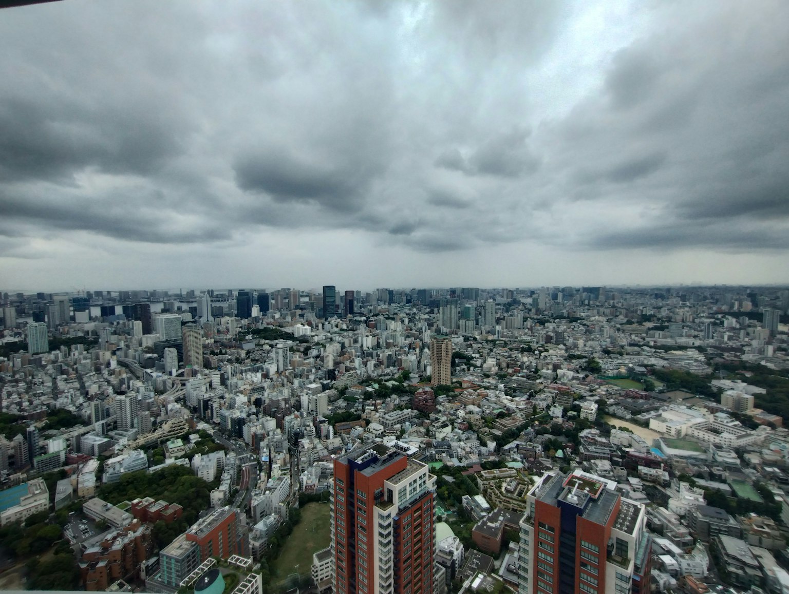 Panorama della città con cielo nuvoloso e paesaggio urbano espanso