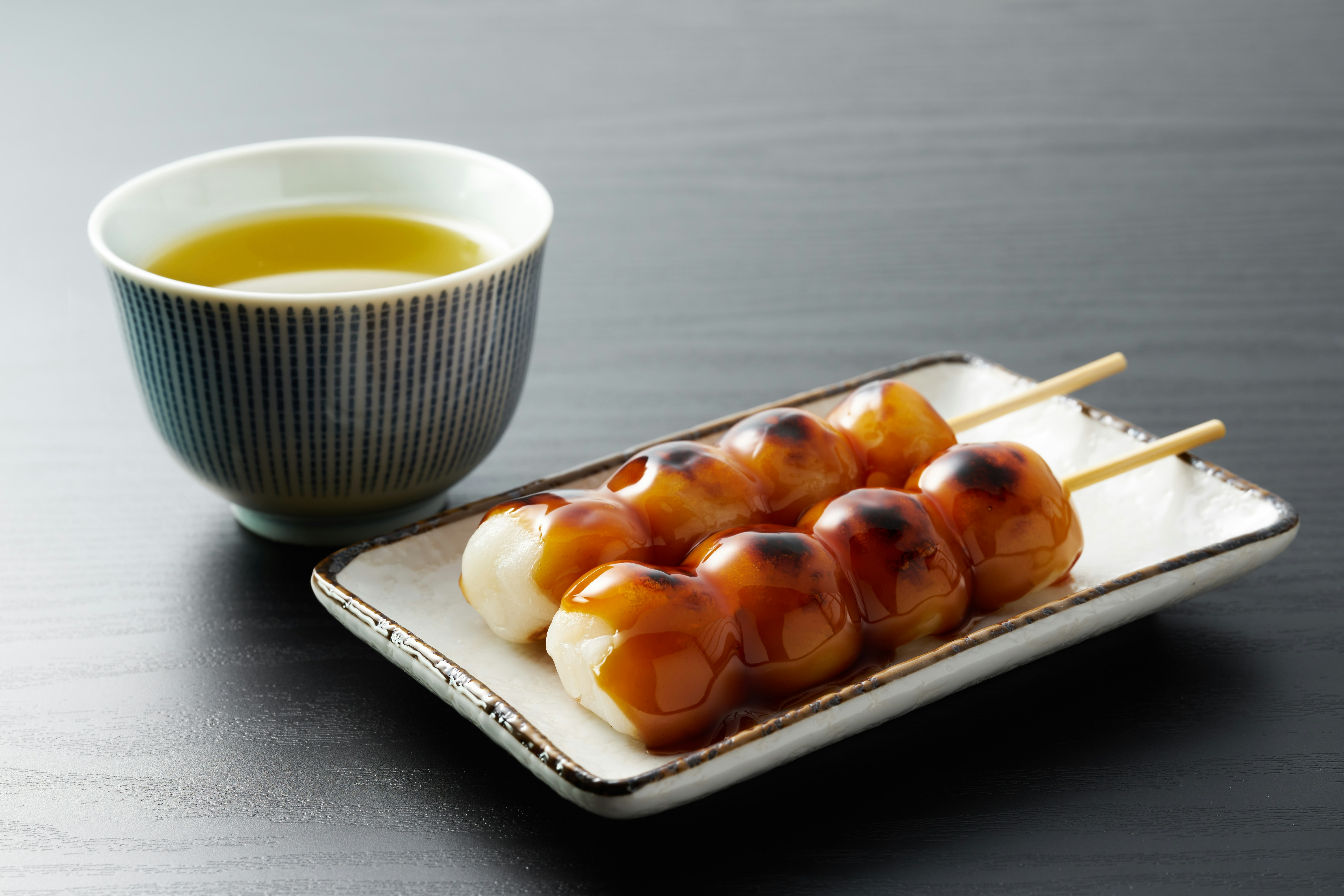 日式章鱼烧串和茶放在桌上