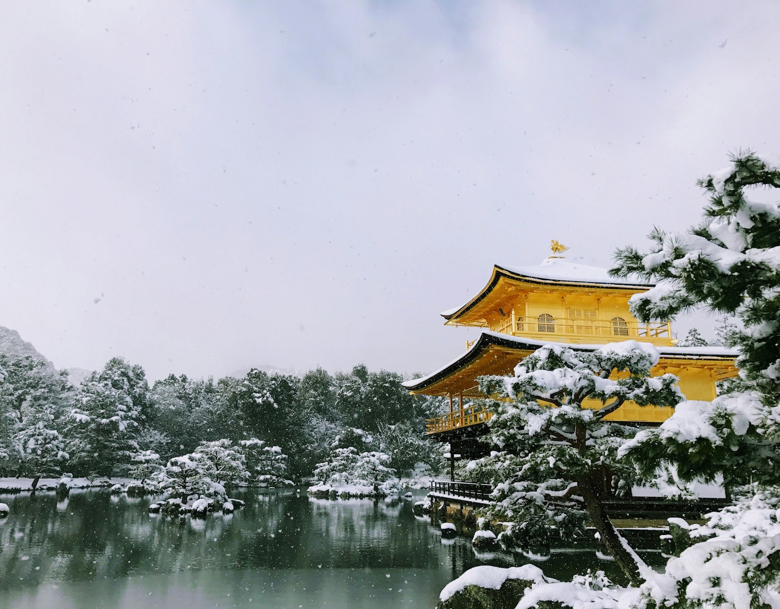 Temple Kinkaku-ji enneigé avec lac paisible