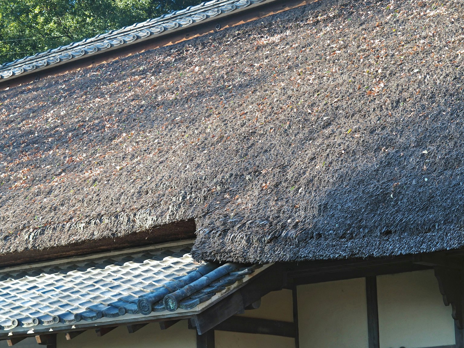 Detail atap jerami dan ubin rumah tradisional Jepang