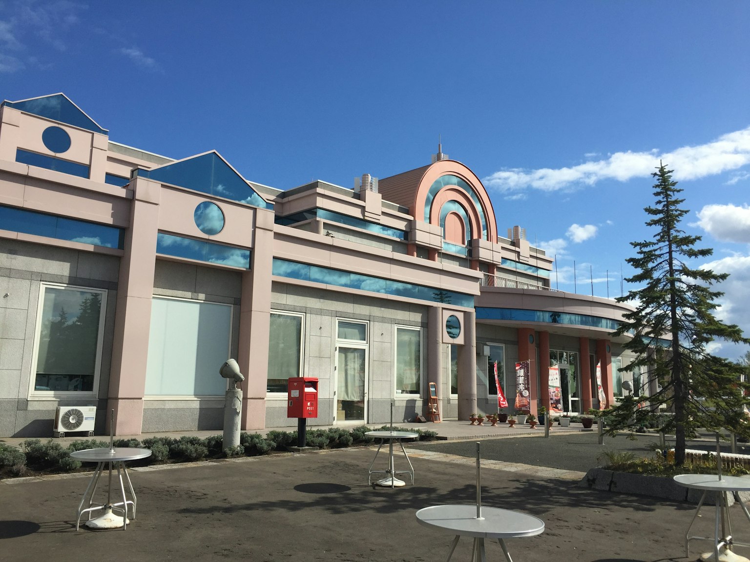 外观为粉色墙壁和蓝色装饰的建筑