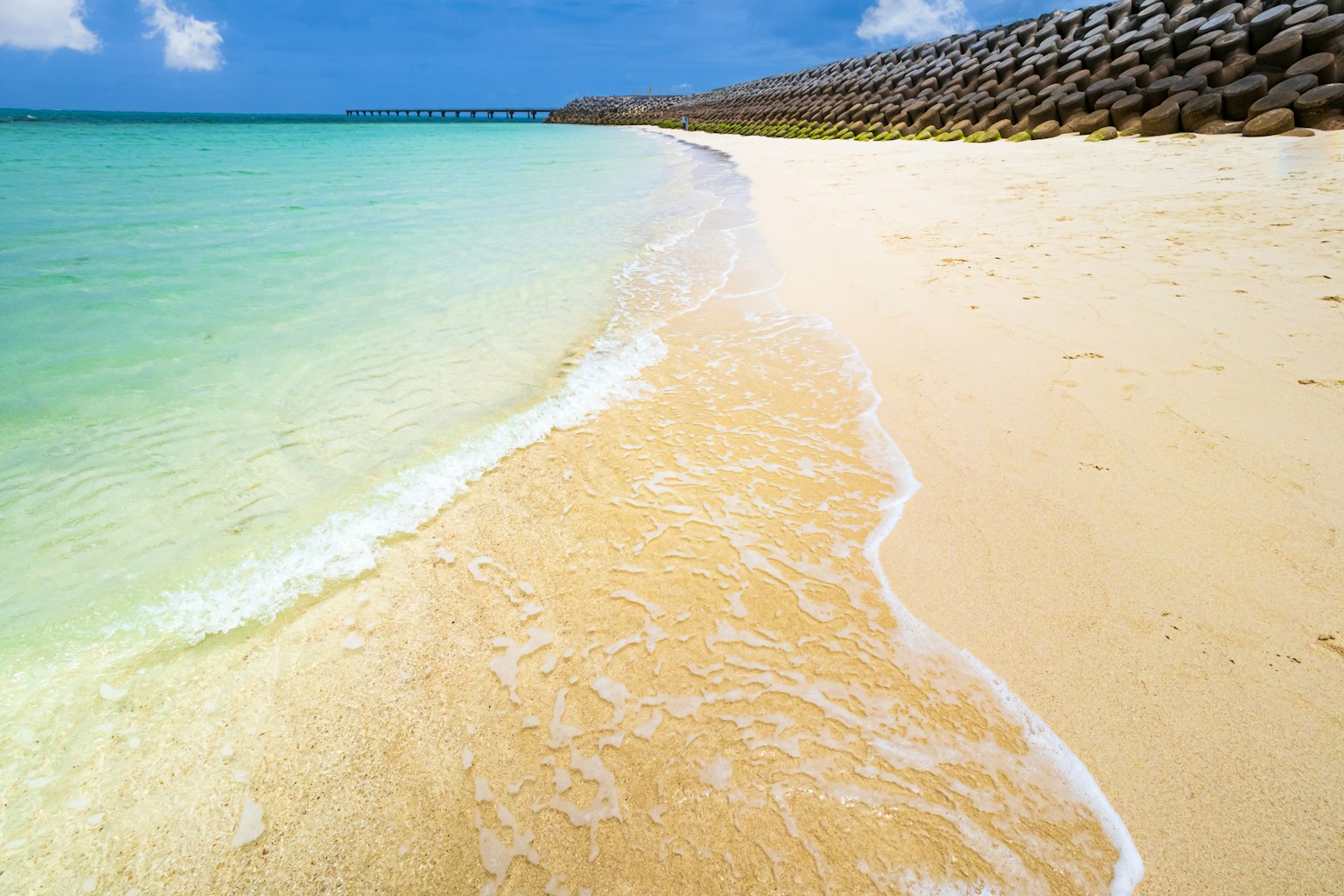 Hermosa escena de playa con océano azul y costa de arena blanca olas suaves