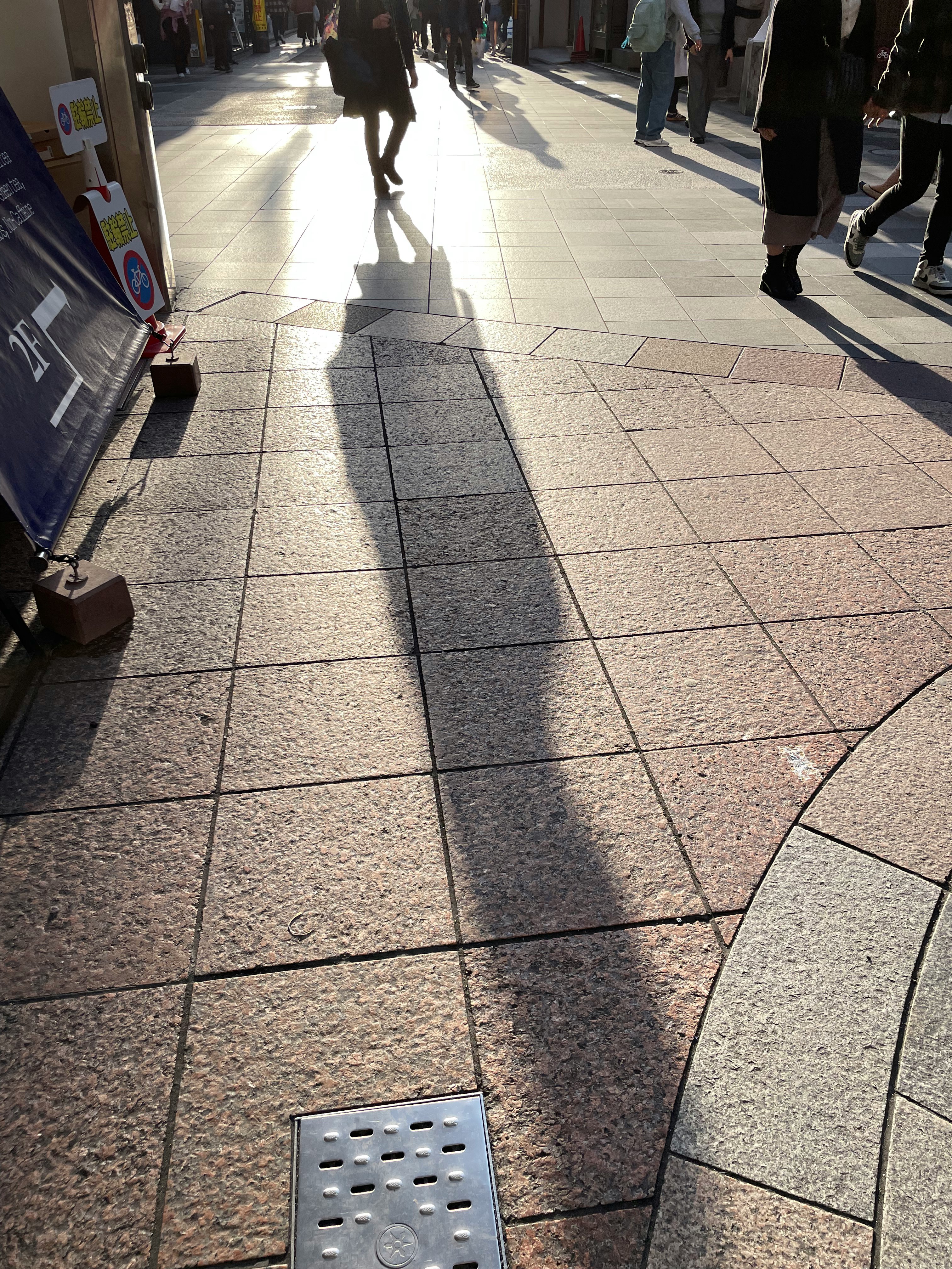步行商业街通道上行人的剪影