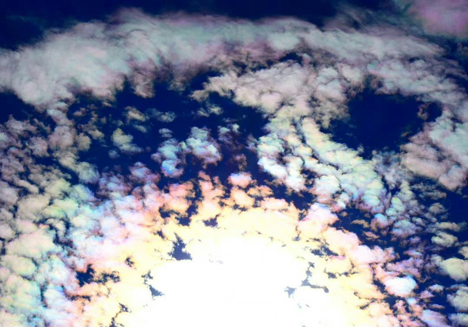 Ein atemberaubender Himmel mit bunten Wolkenmustern und Texturen